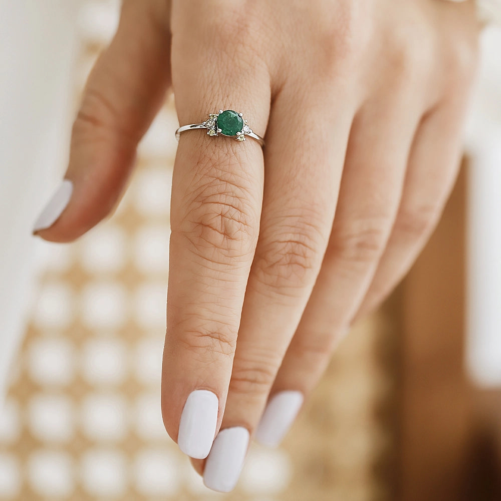 0.88 CT Multicolor Safir ve Zümrüt Taşlı Beyaz Altın Yüzük