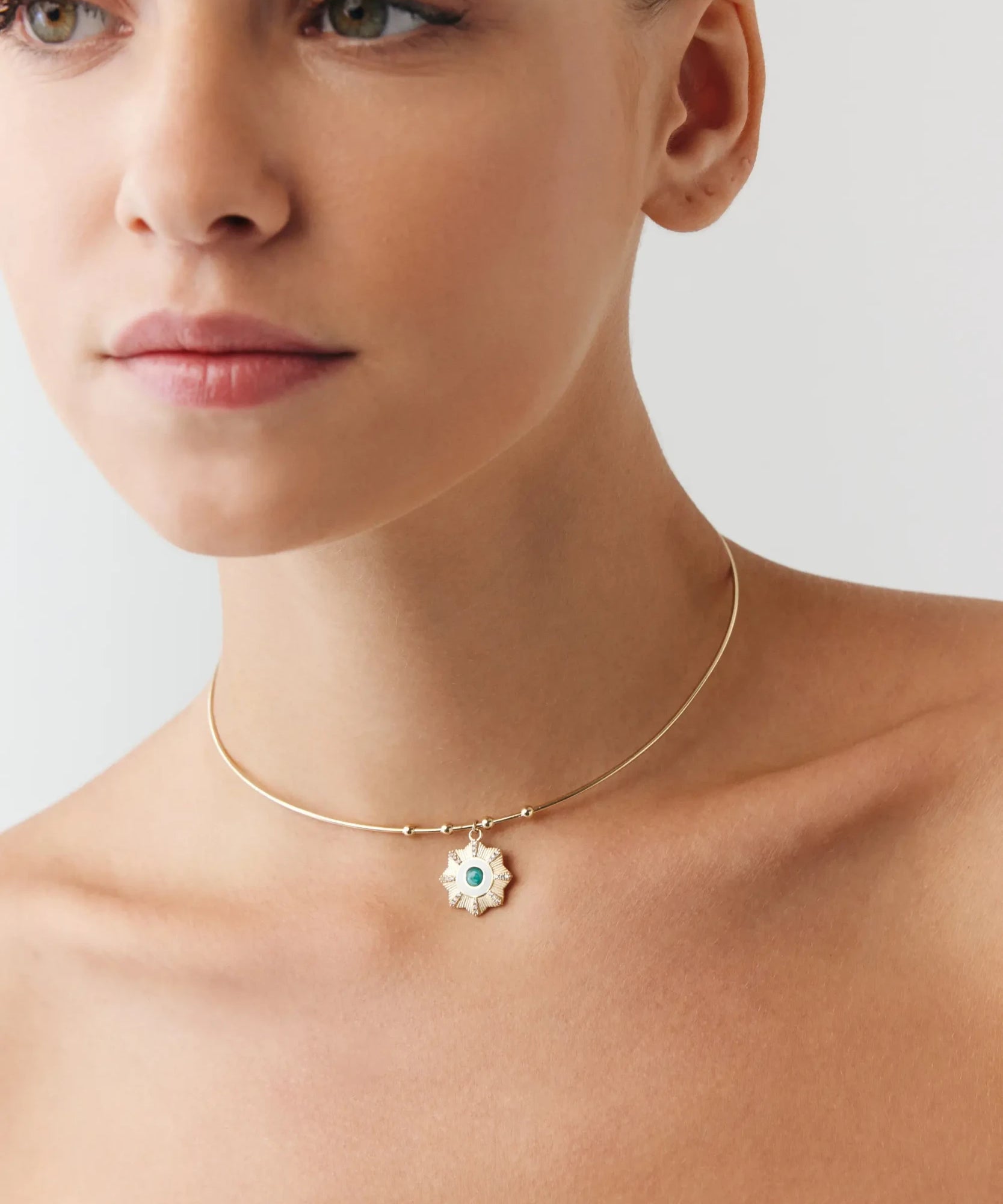 0001987_yuvarlak-firuze-tasli-cicek-madalyon-uclu-tel-choker.webp