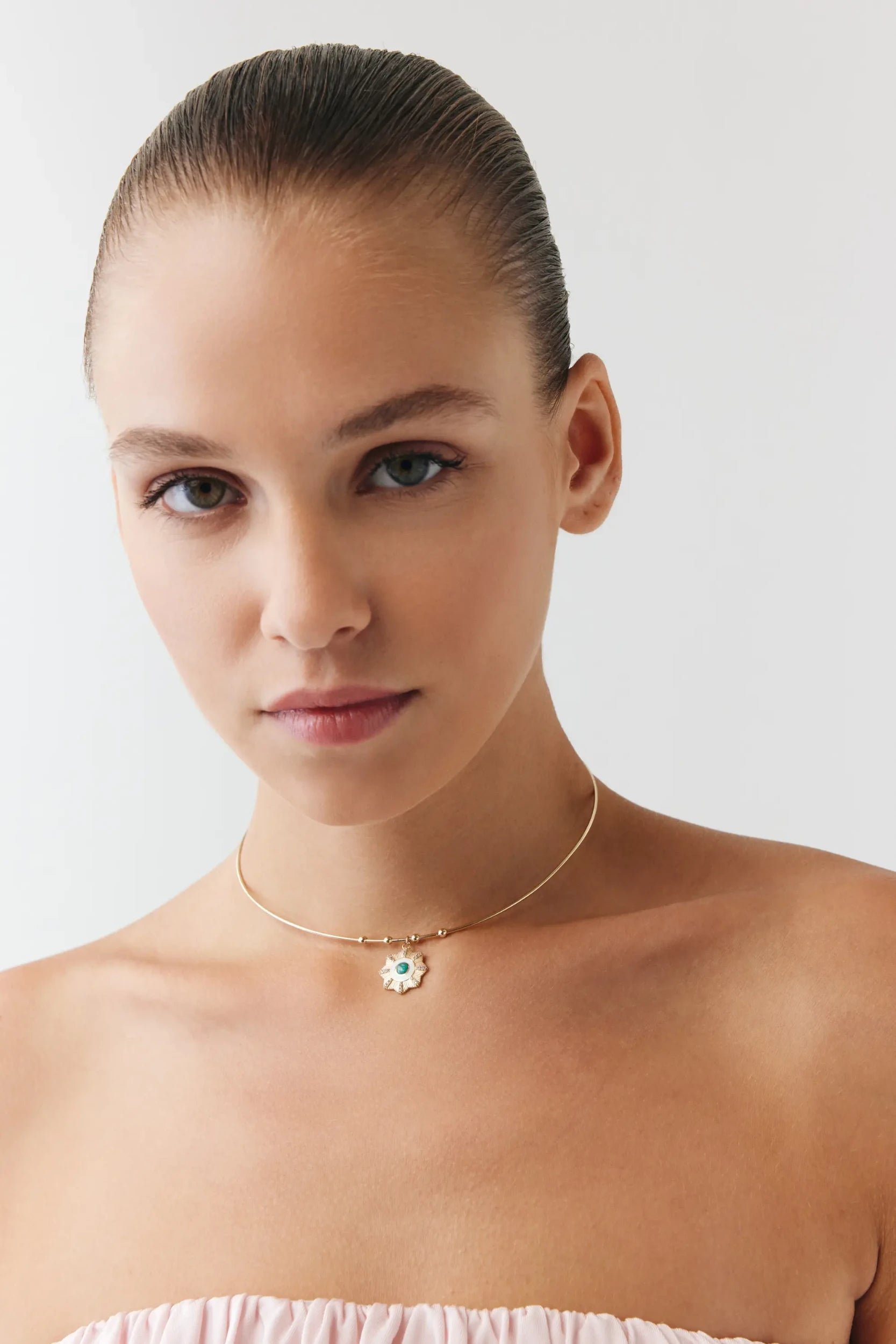 Yuvarlak Firuze Taşlı Çiçek Madalyon Uçlu Tel Choker