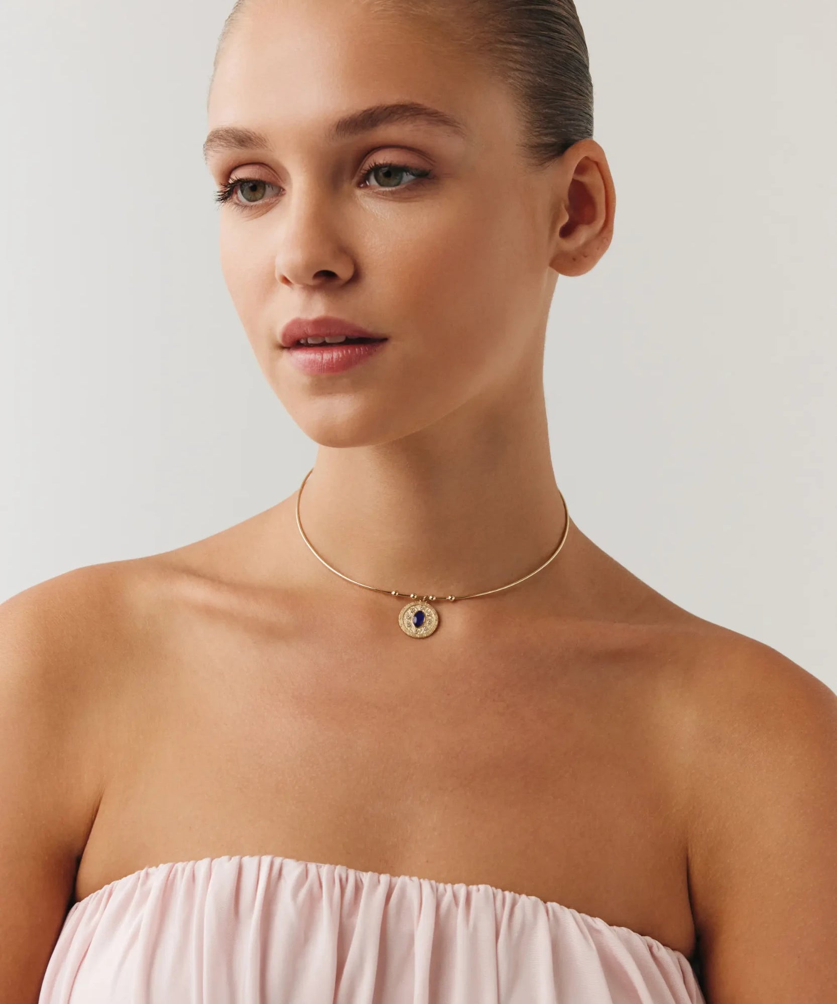 0001989_oval-lacivert-tasli-madalyon-uc-tel-choker.webp