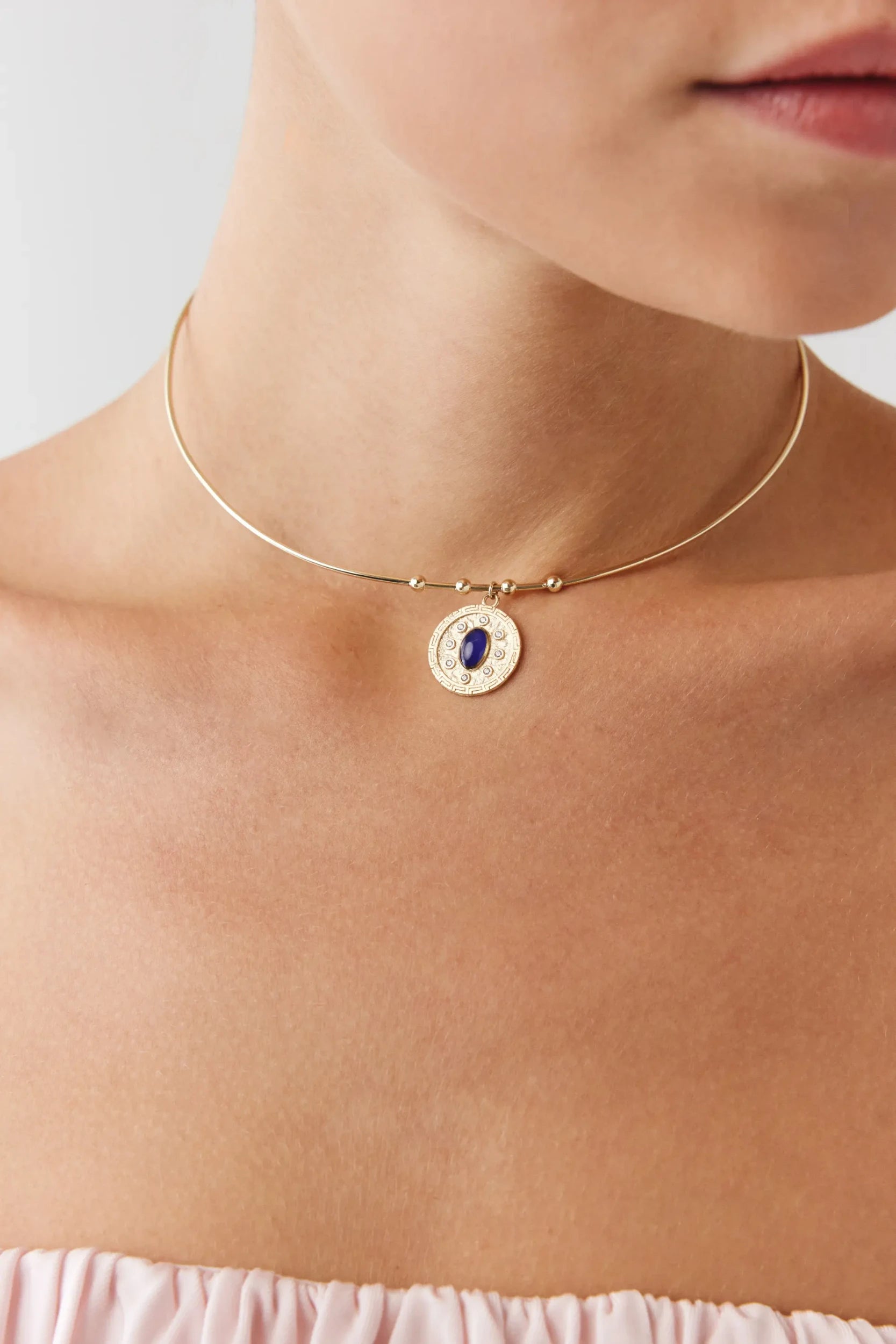 Oval Lacivert Taşlı Madalyon Uç Tel Choker