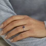 Elora 0.14 CT Safir Taşlı Beyaz Altın Çiçek Yüzük