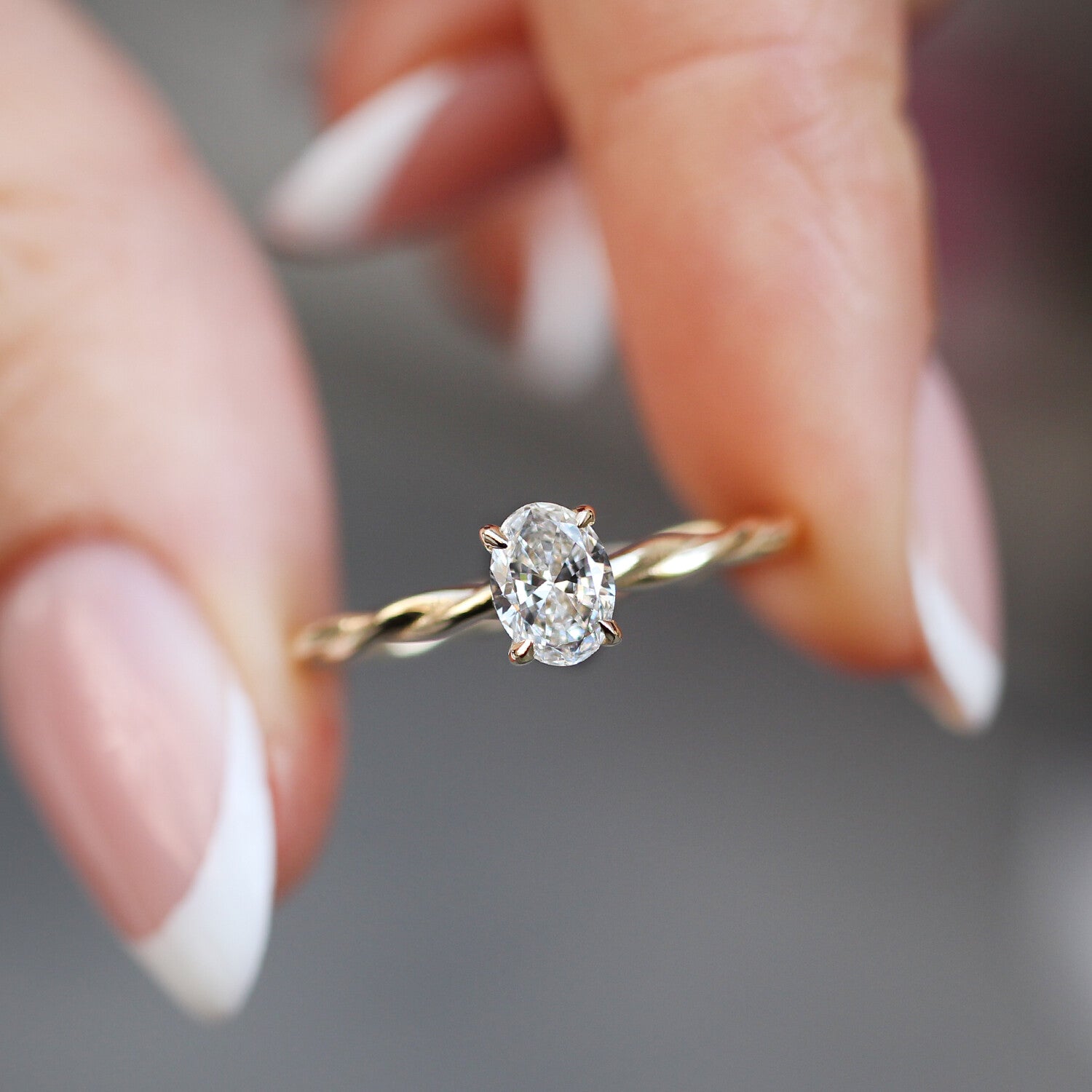 0.40 CT Özel Tasarım Oval Pırlanta Burgu Yüzük