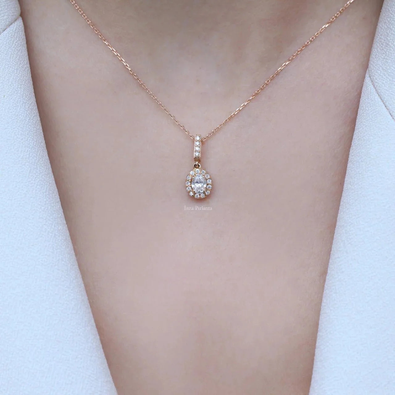 0.40 Karat Özel Tasarım Oval Pırlanta Kolye
