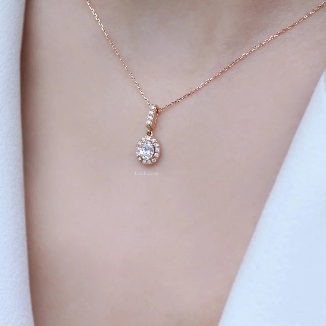 0.40 Karat Özel Tasarım Oval Pırlanta Kolye
