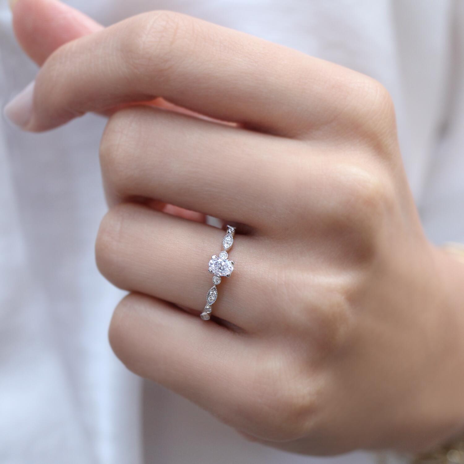 0.42 CT F VS1 HRD Sertifikalı Vintage Oval Pırlanta Yüzük