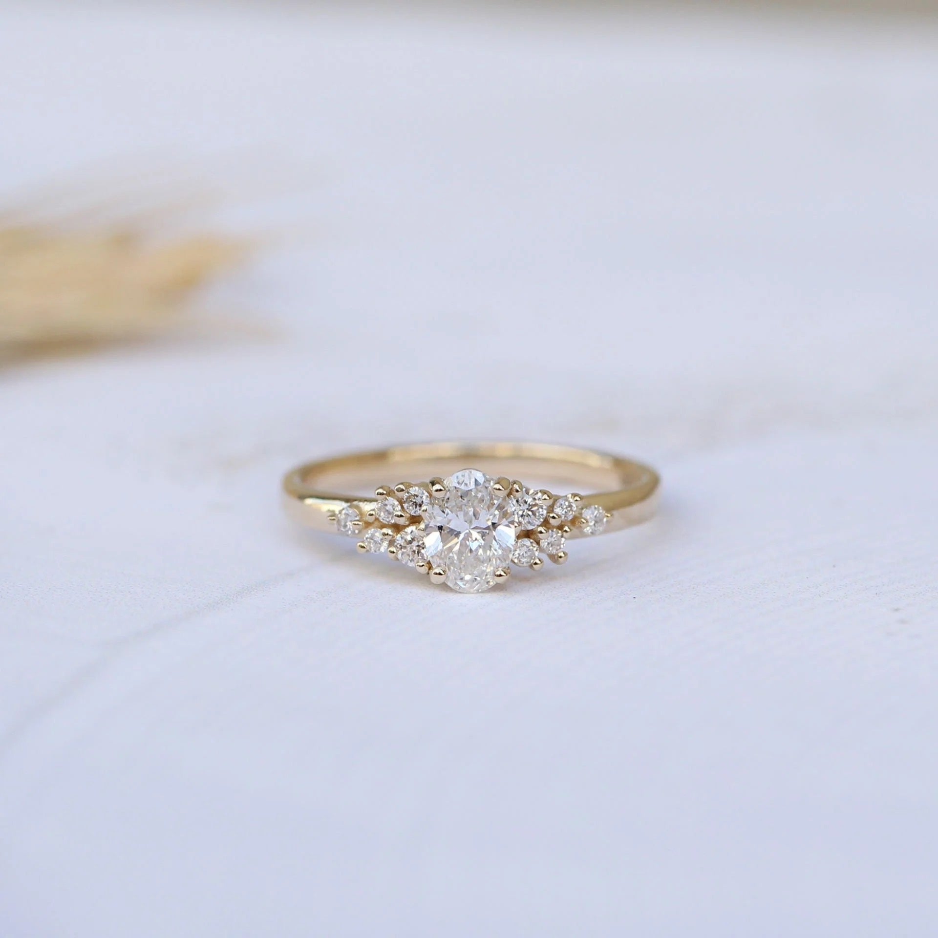 0.50 CT Vintage Özel Tasarım Oval Asimetri Pırlanta Yüzük