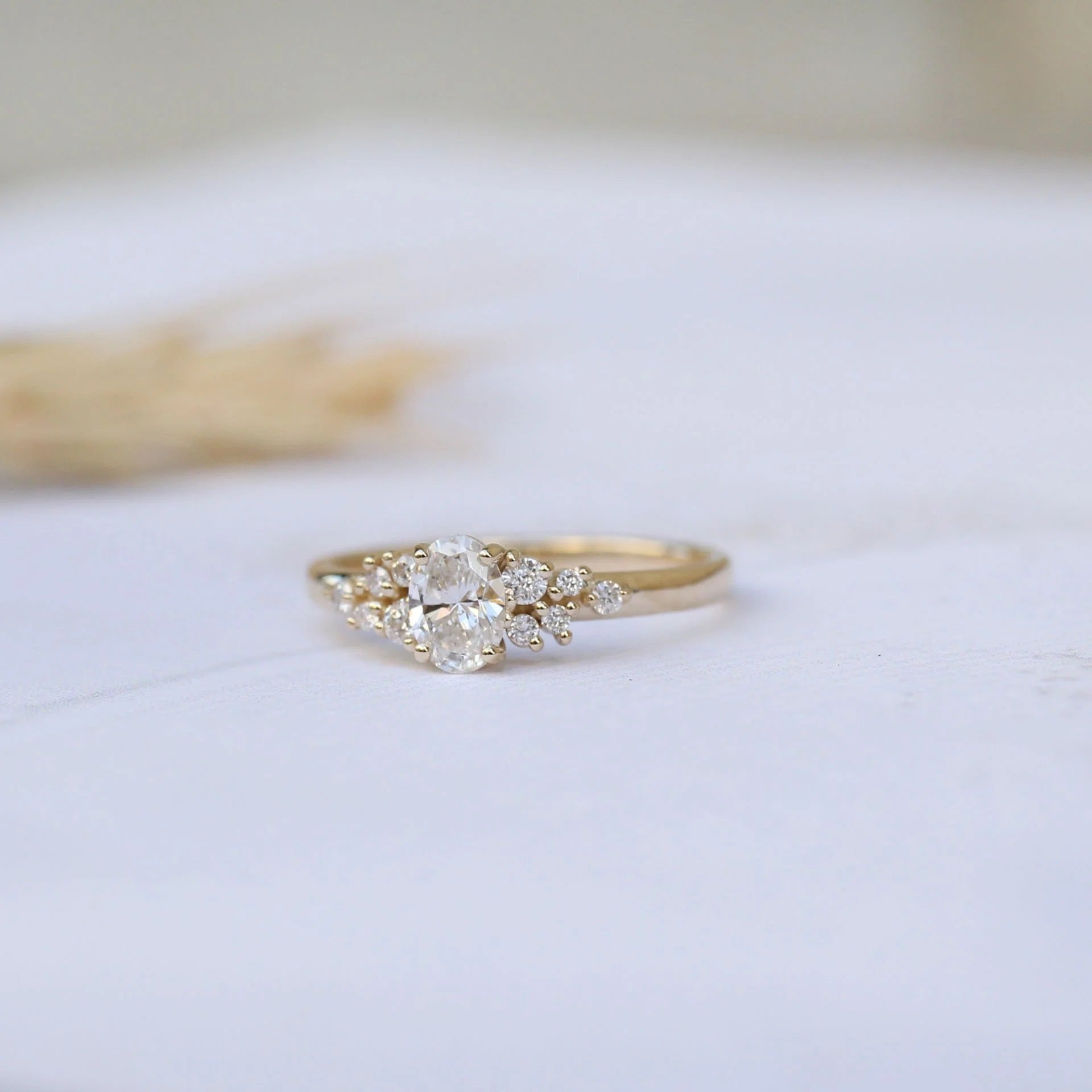 0.50 CT Vintage Özel Tasarım Oval Asimetri Pırlanta Yüzük