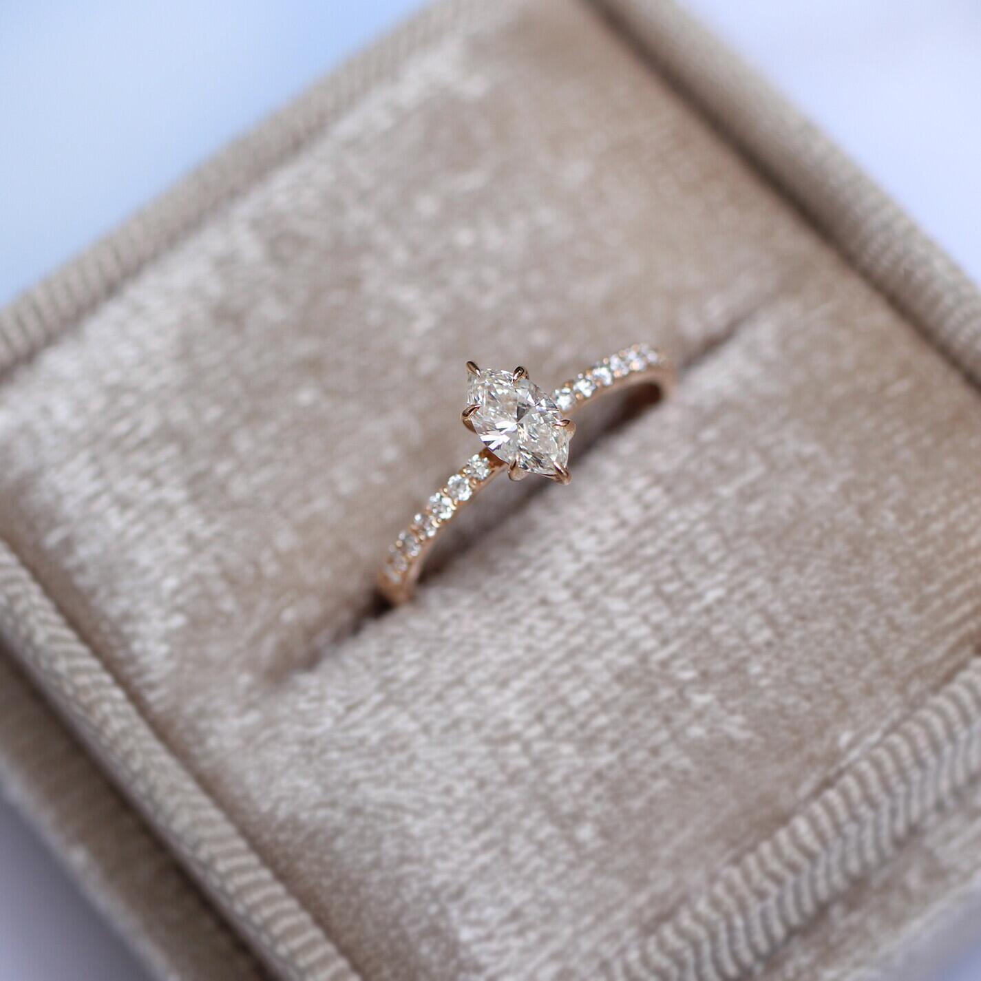 0.50 Karat Kenar Taşlı Markiz Pırlanta Yüzük