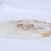 0.50 CT Özel Tasarım Kenar Taşlı Pırlanta Yüzük