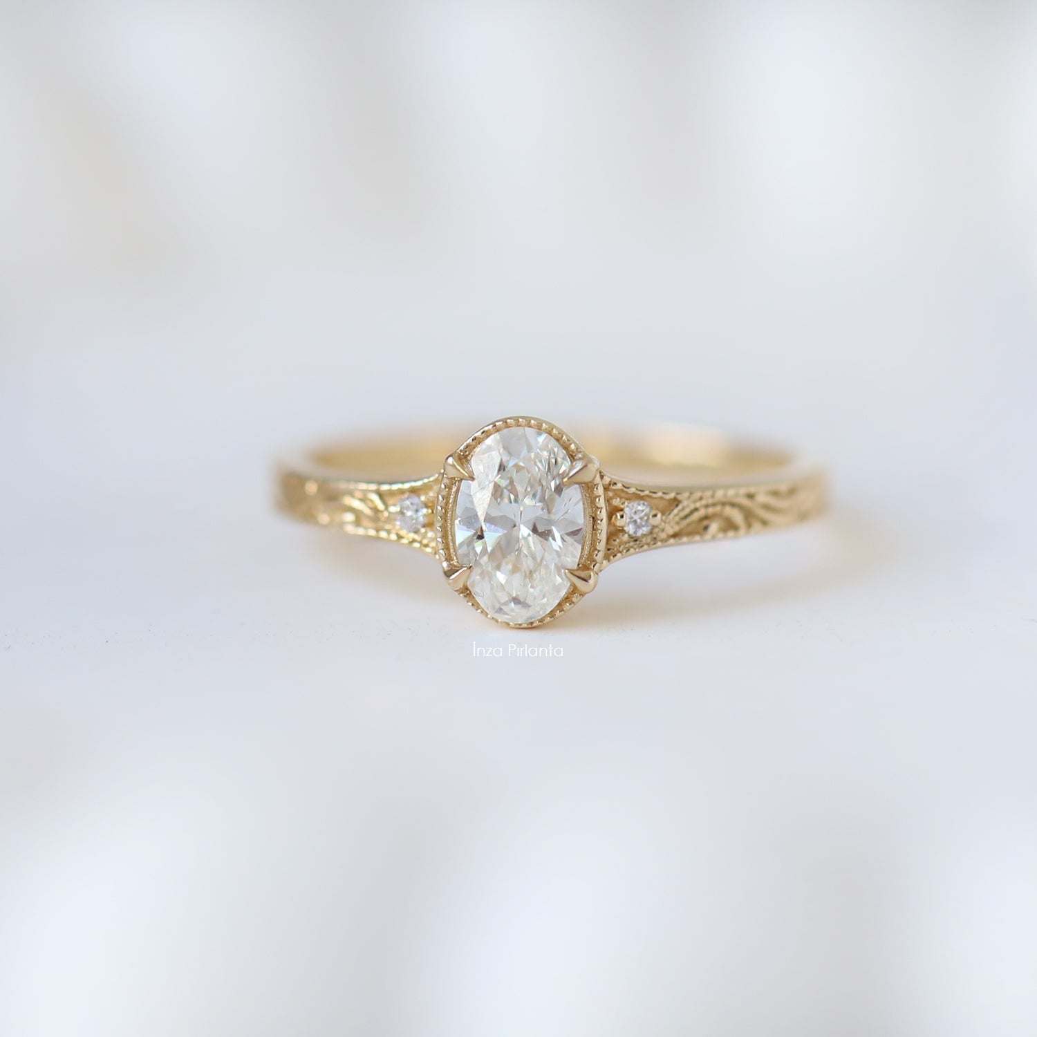 0.51 Karat F SI2 GIA Sertifikalı Vintage Sia Oval Pırlanta Yüzük