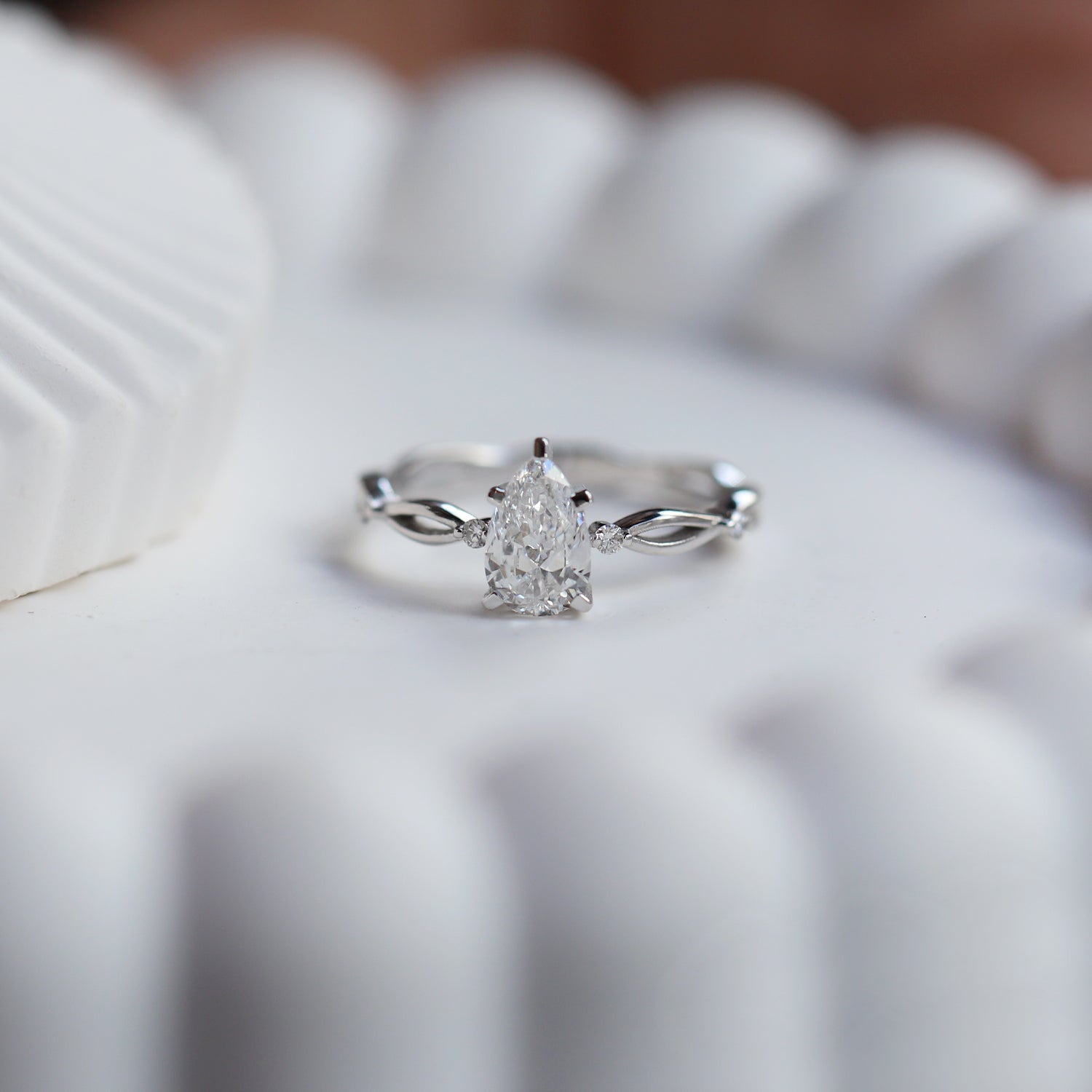 0.75 CT D SI2 GIA Sertifikalı Tasarım Damla Pırlanta Yüzük