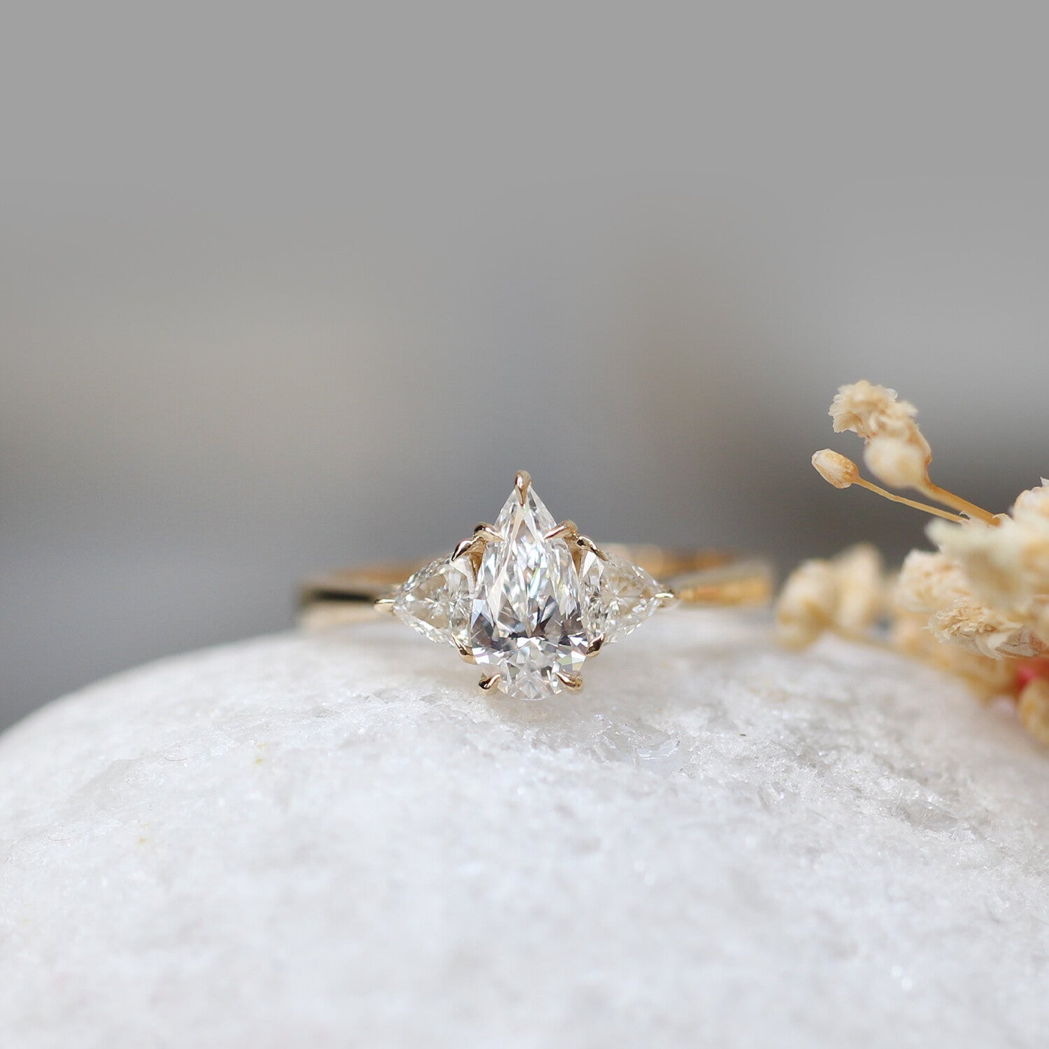 0.90 CT HRD Sertifikalı Özel Tasarım Lena Damla Pırlanta Yüzük