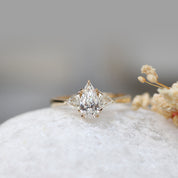 0.90 CT HRD Sertifikalı Özel Tasarım Lena Damla Pırlanta Yüzük