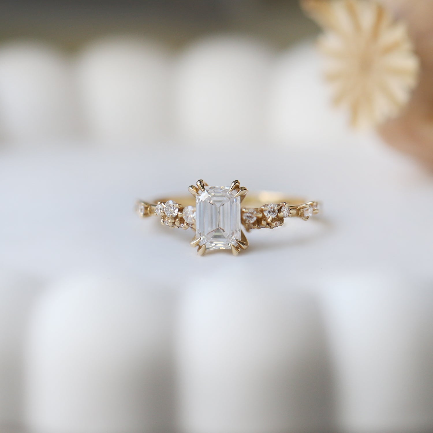 1.10 Karat E SI2 GIA Sertifikalı Vintage Emerald Asimetri Pırlanta Yüzük