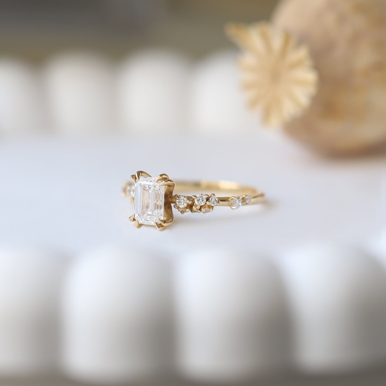 1.10 Karat E SI2 GIA Sertifikalı Vintage Emerald Asimetri Pırlanta Yüzük