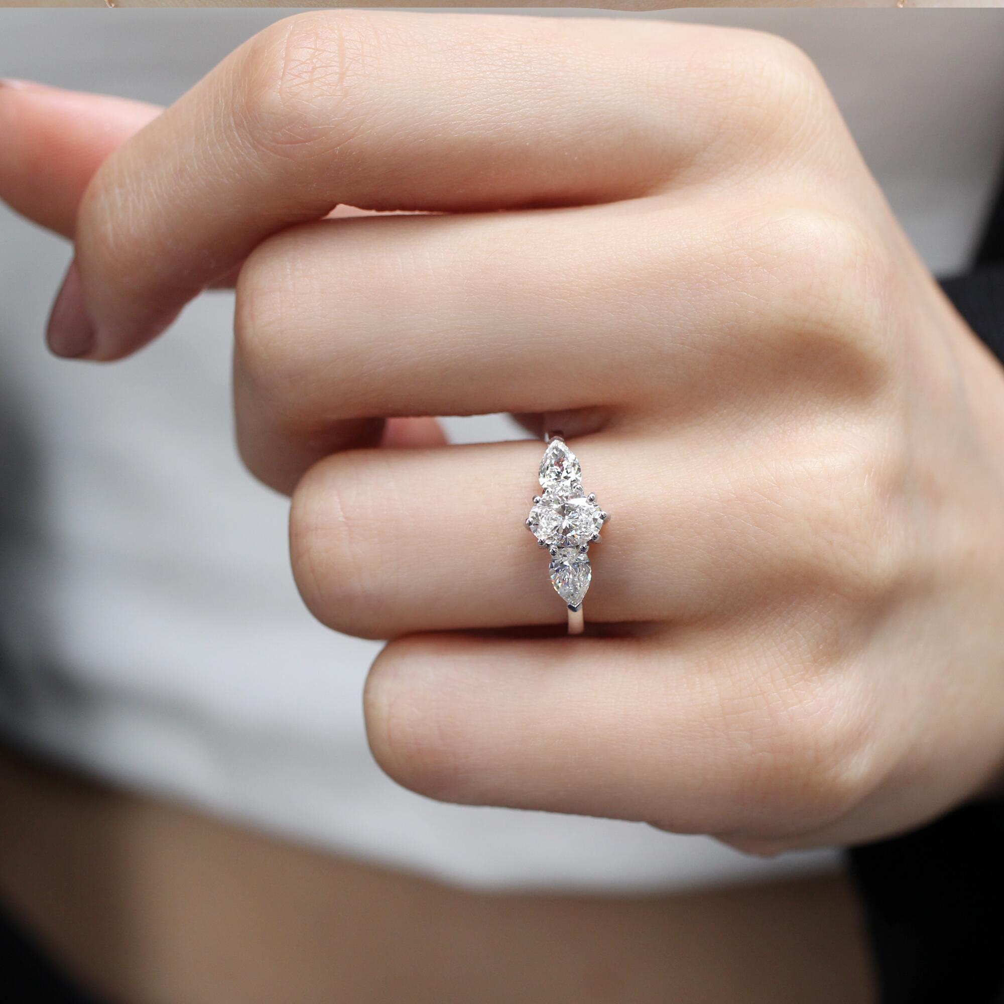 1.30 Karat GIA Sertifikalı Oval Damla Pırlanta Yüzük