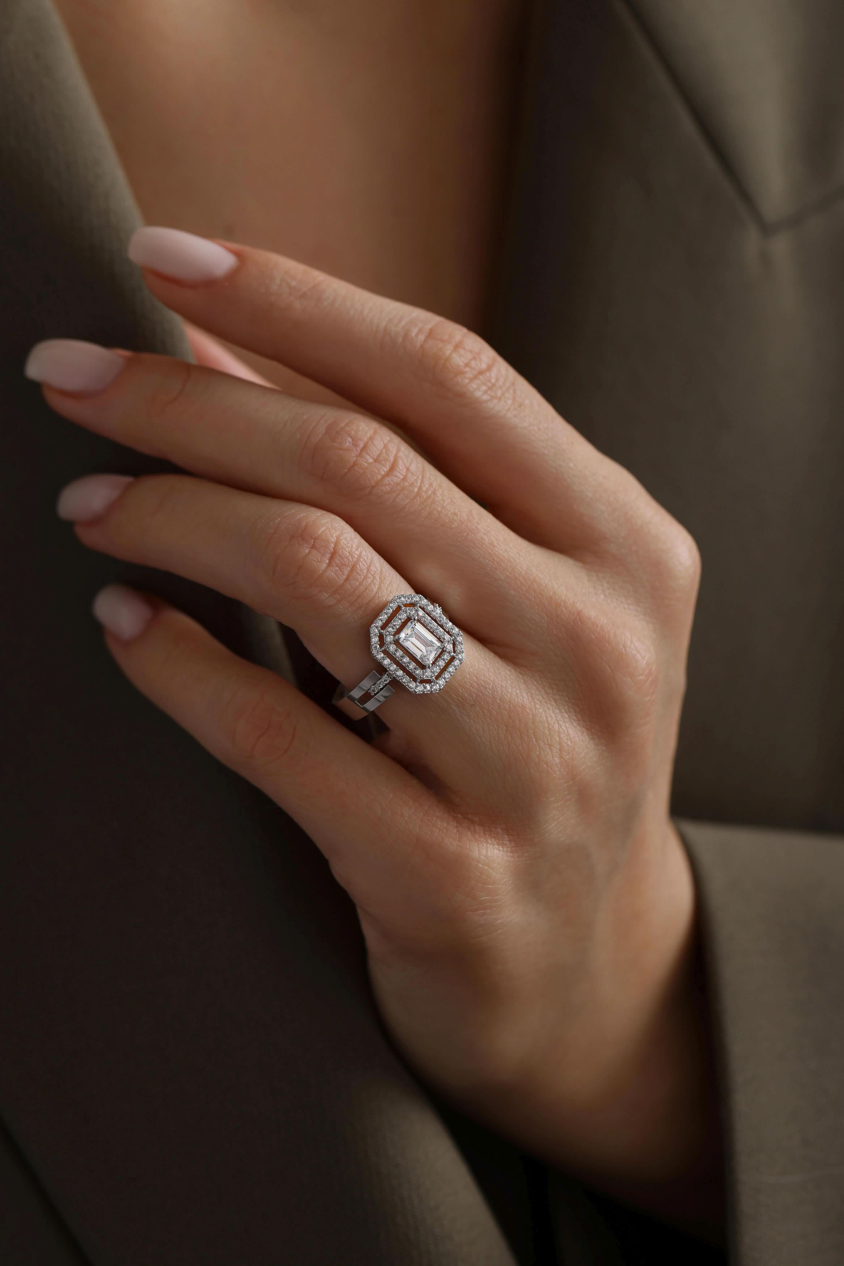 14 Ayar Beyaz Baget Taşlı Altın Yüzük