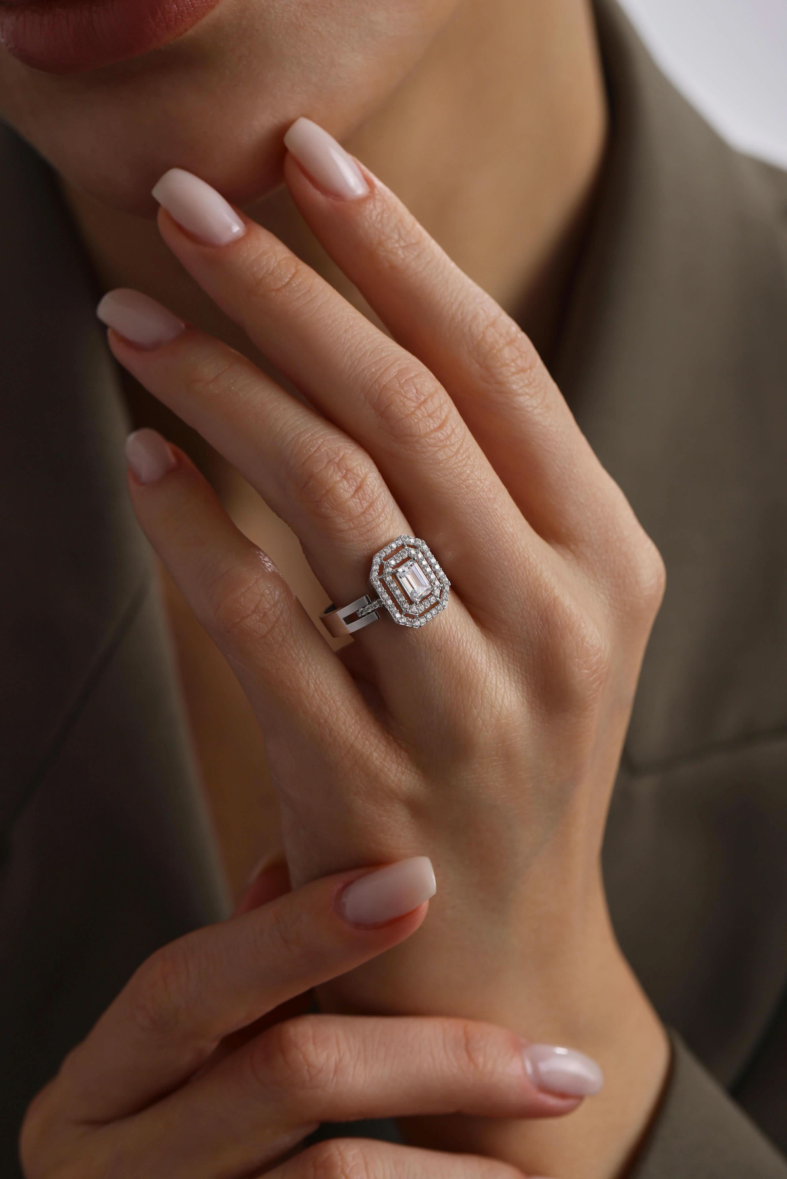 14 Ayar Beyaz Baget Taşlı Altın Yüzük