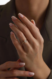 14 Ayar Beyaz Baget Taşlı Altın Yüzük