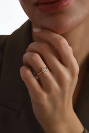 14 Ayar Beyaz Baget Taşlı Altın Yüzük