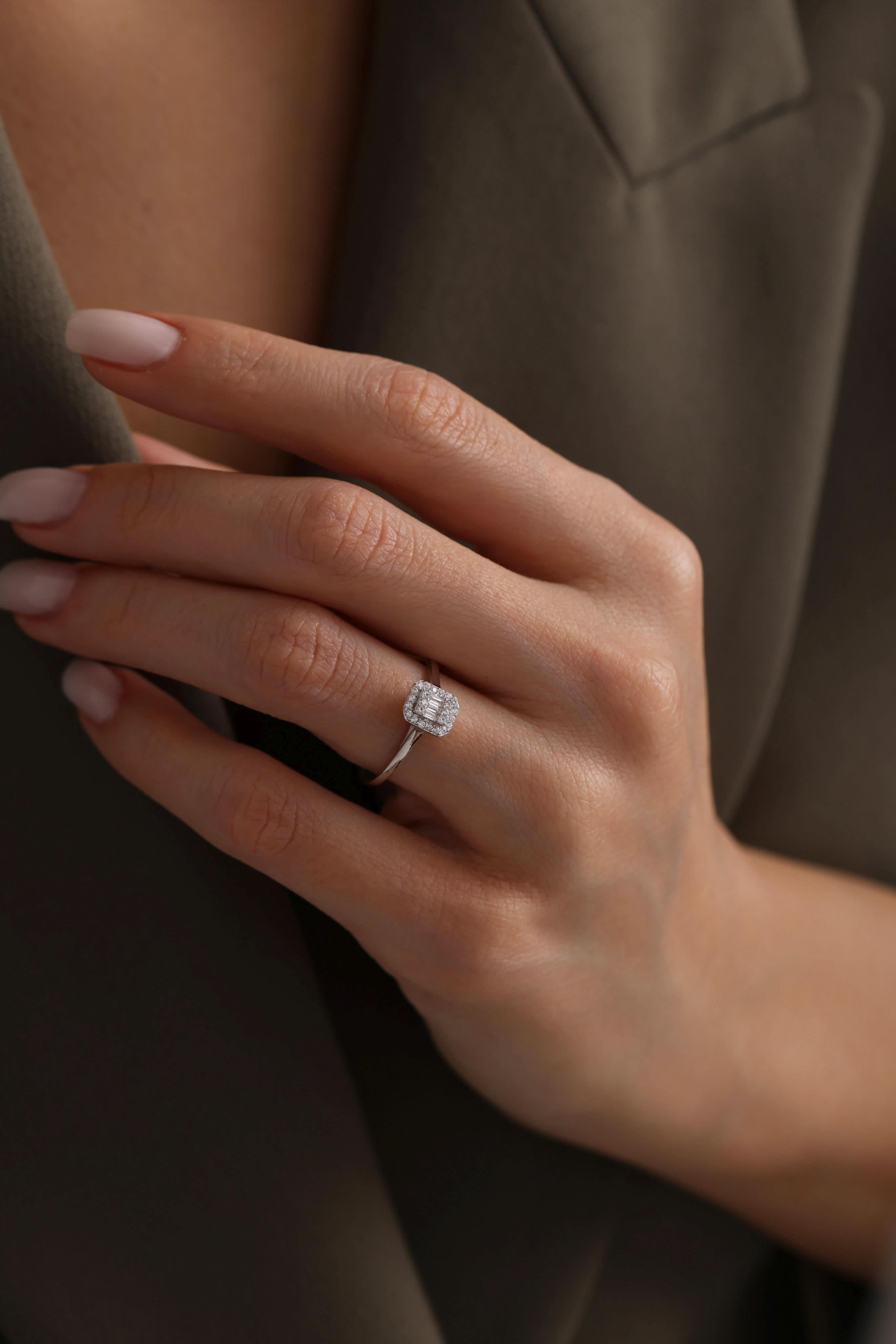 14 Ayar Beyaz Baget Taşlı Altın Yüzük