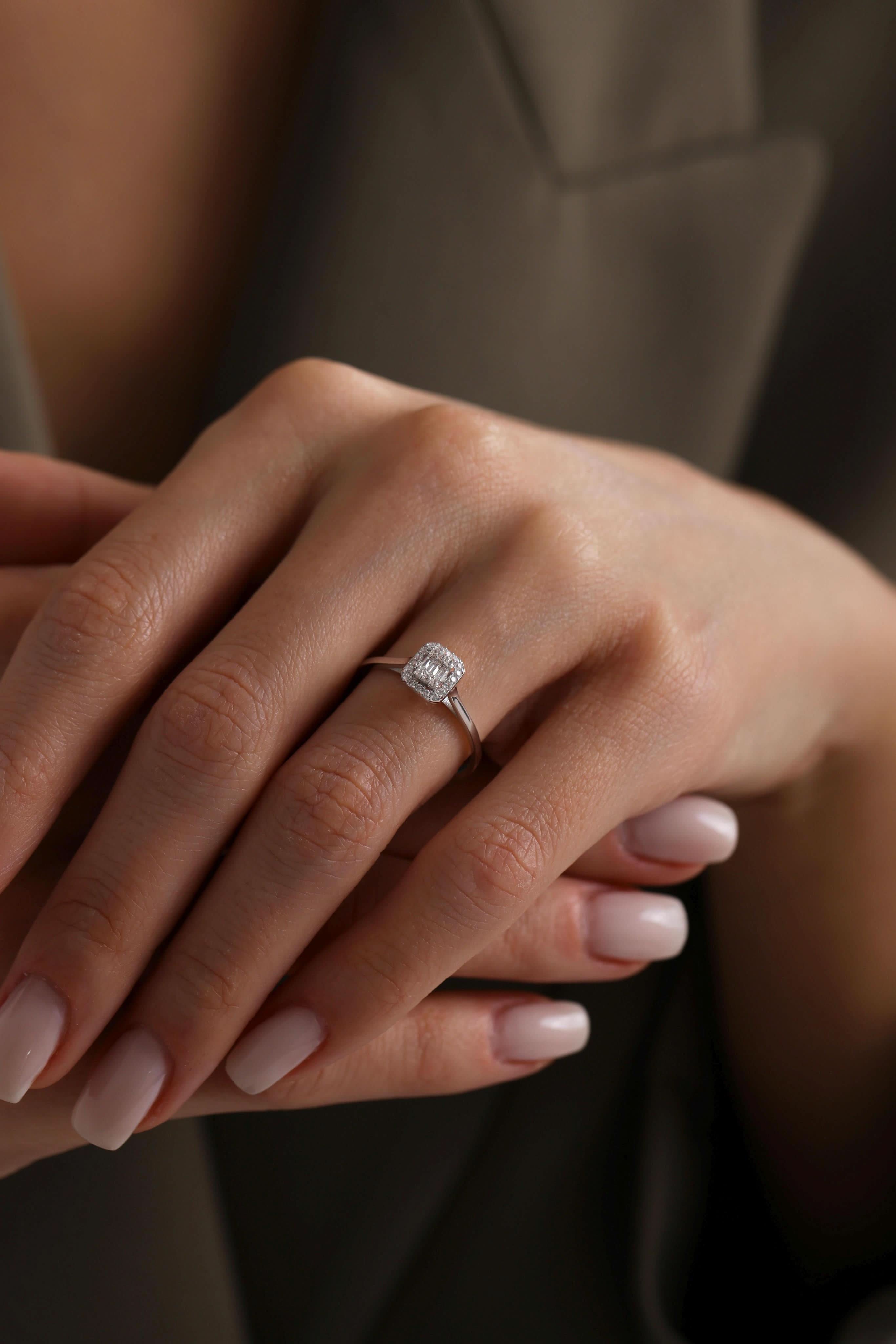 14 Ayar Beyaz Baget Taşlı Altın Yüzük