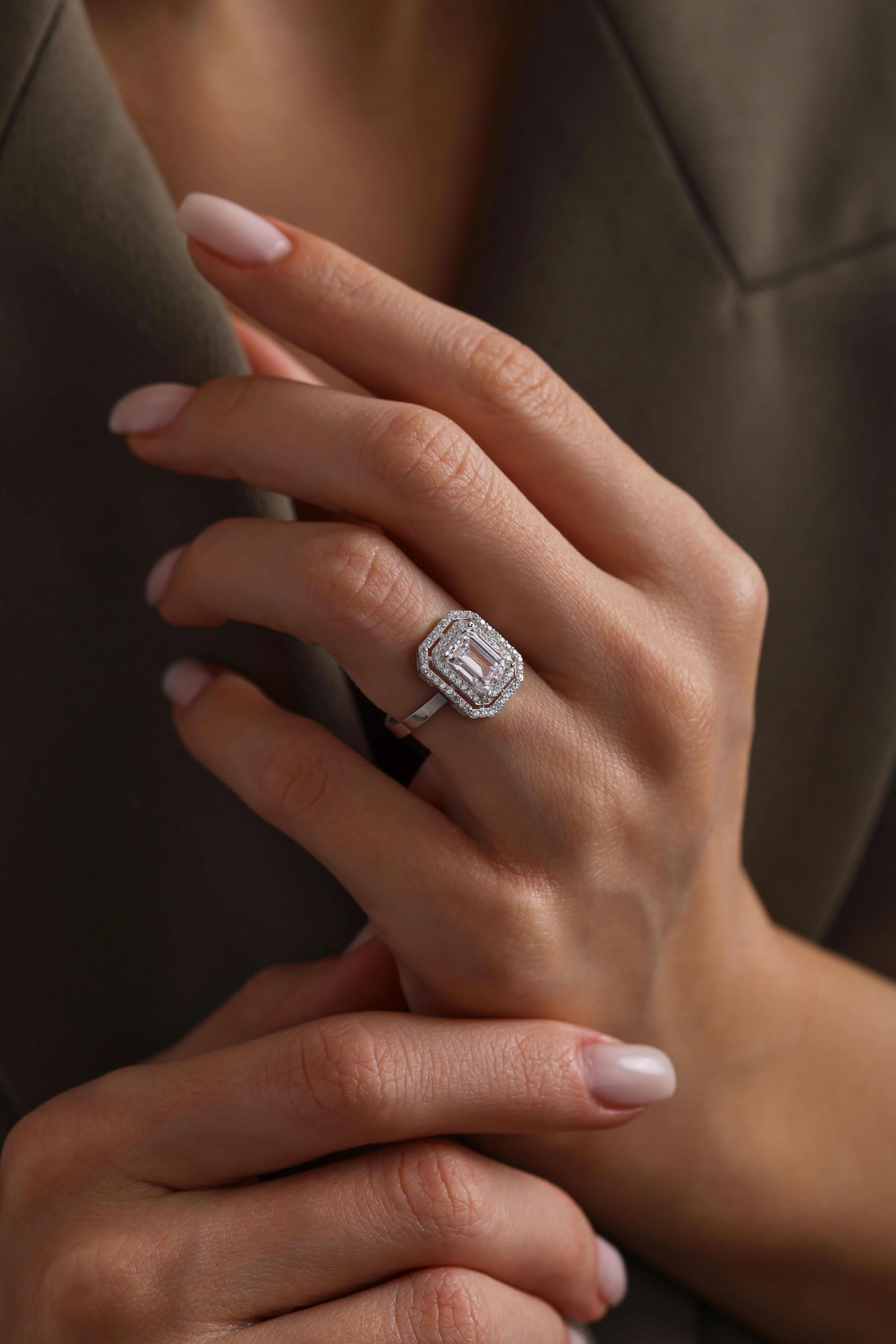 14 Ayar Beyaz Baget Taşlı Altın Yüzük