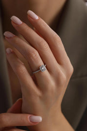 14 Ayar Beyaz Baget Taşlı Altın Yüzük