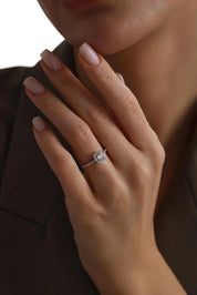 14 Ayar Beyaz Baget Taşlı Altın Yüzük