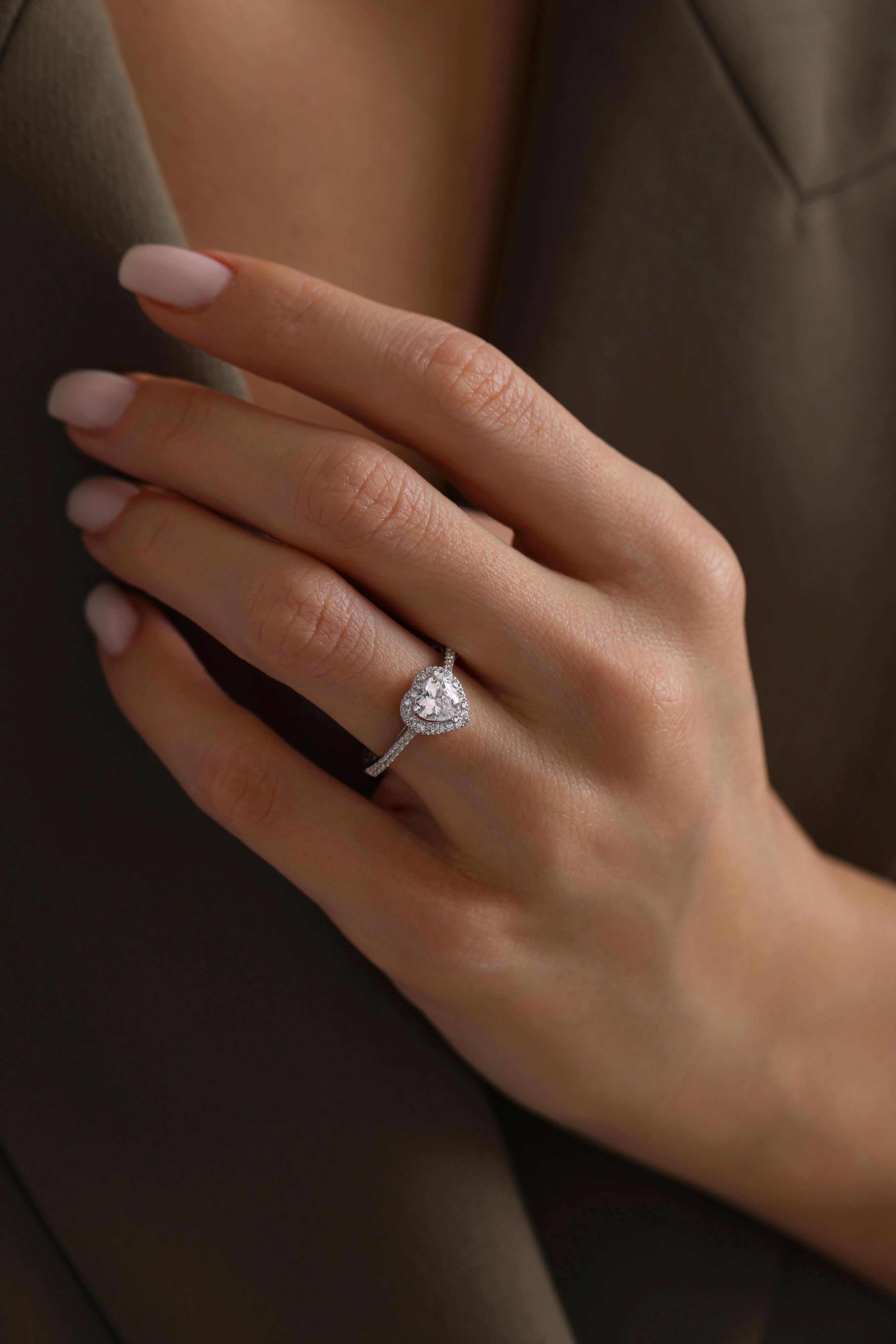 14 Ayar Beyaz Kalp Baget Taşlı Altın Yüzük