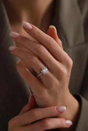 14 Ayar Beyaz Lotus Taşlı Altın Yüzük