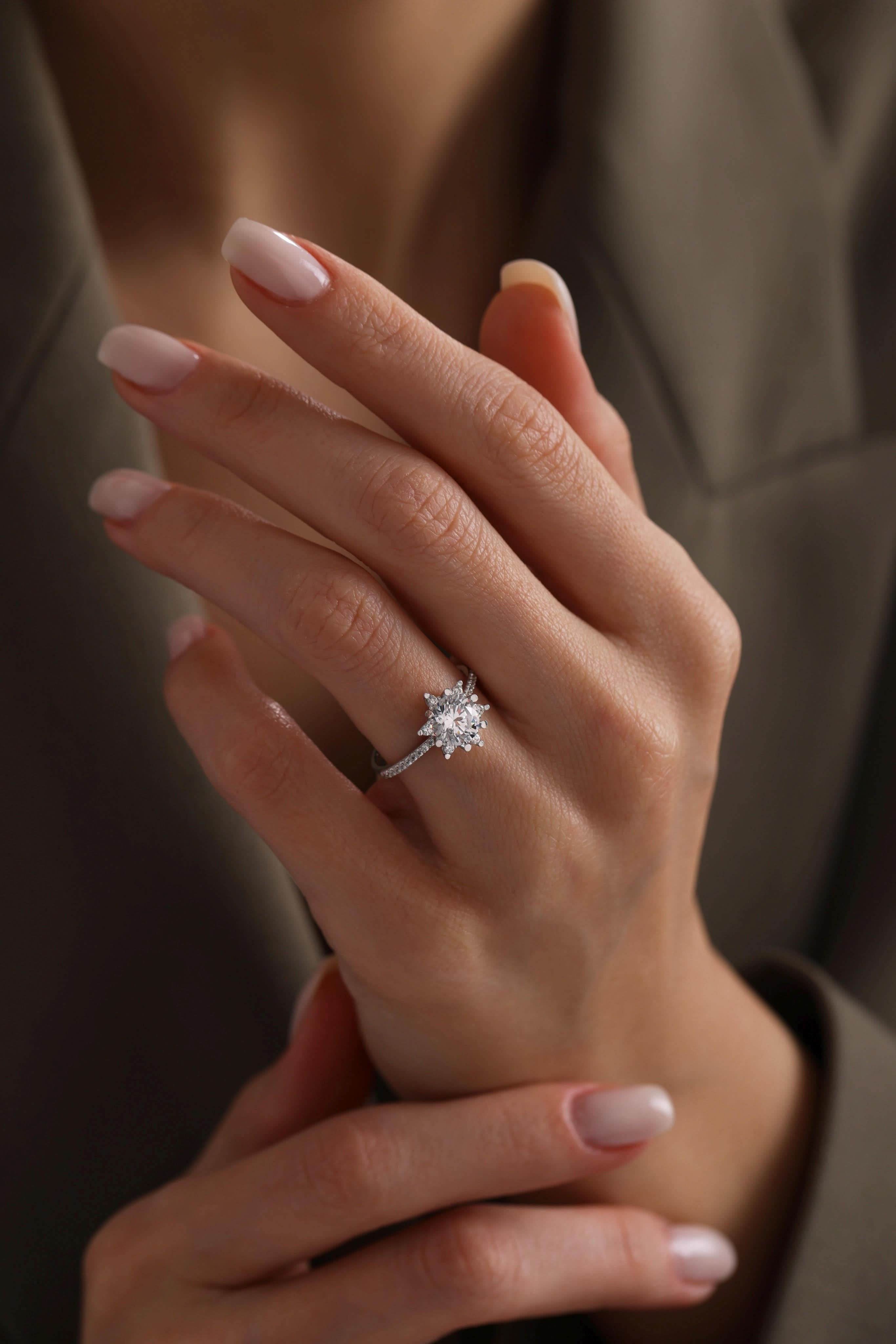 14 Ayar Beyaz Lotus Taşlı Altın Yüzük