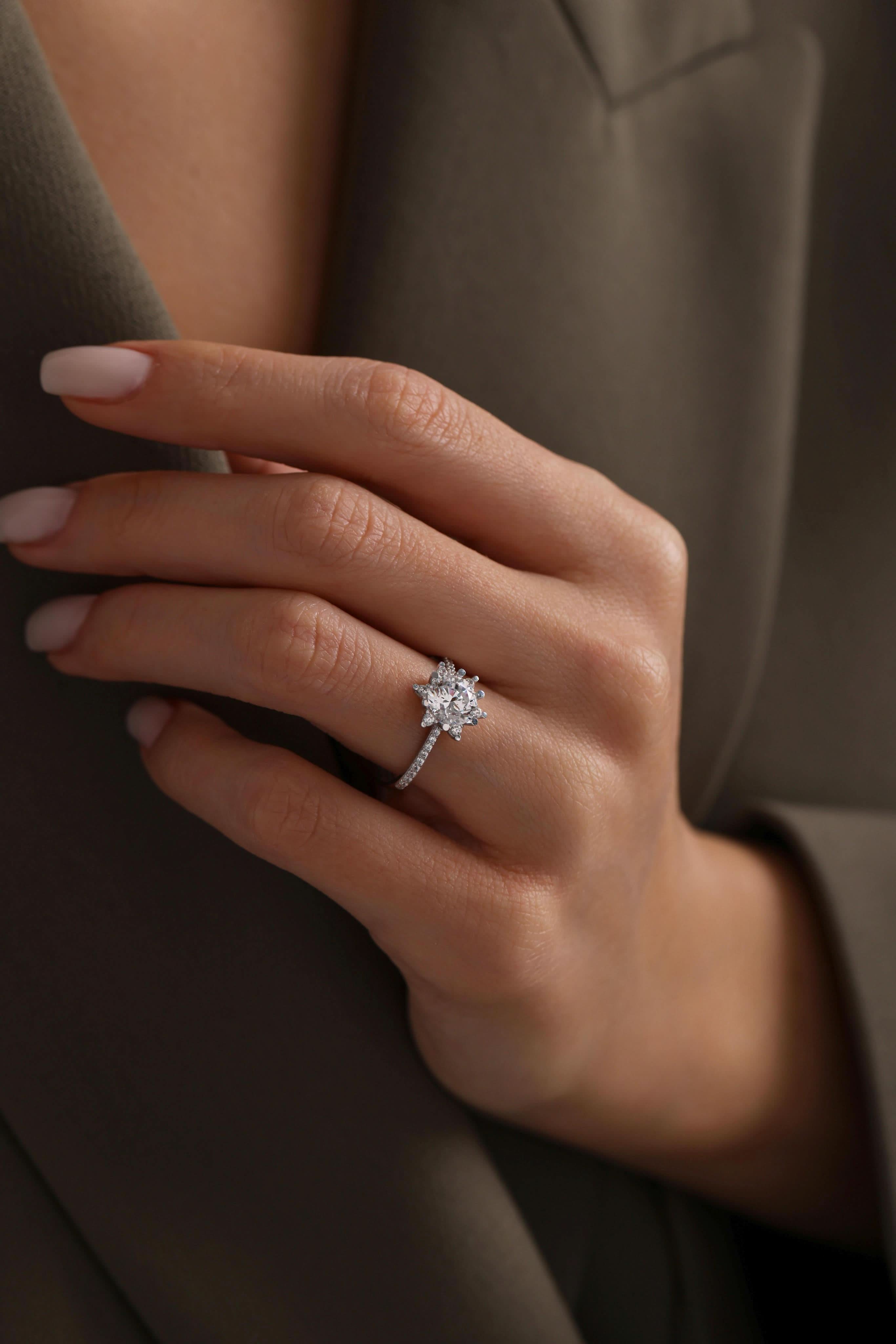 14 Ayar Beyaz Lotus Taşlı Altın Yüzük