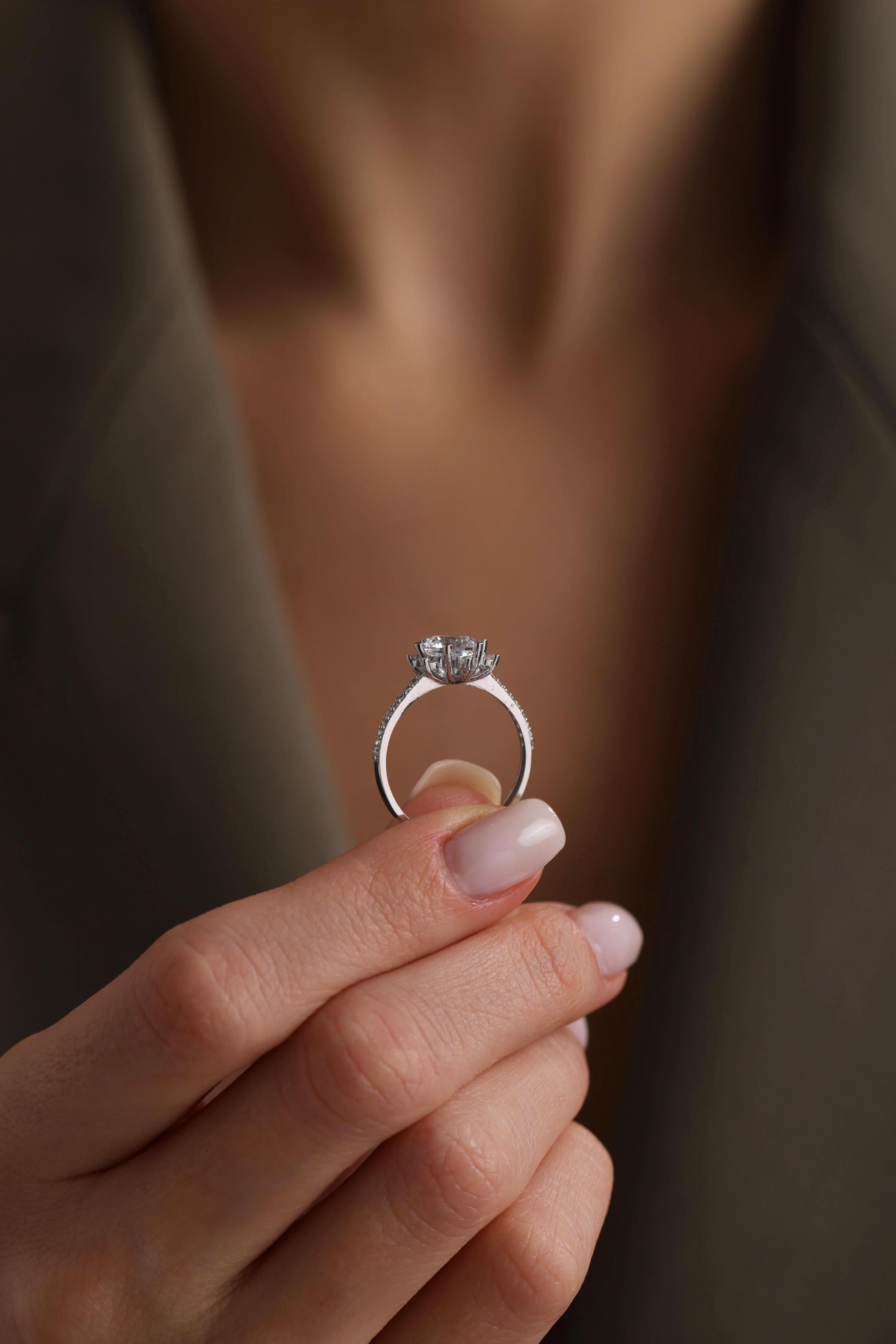 14 Ayar Beyaz Lotus Taşlı Altın Yüzük