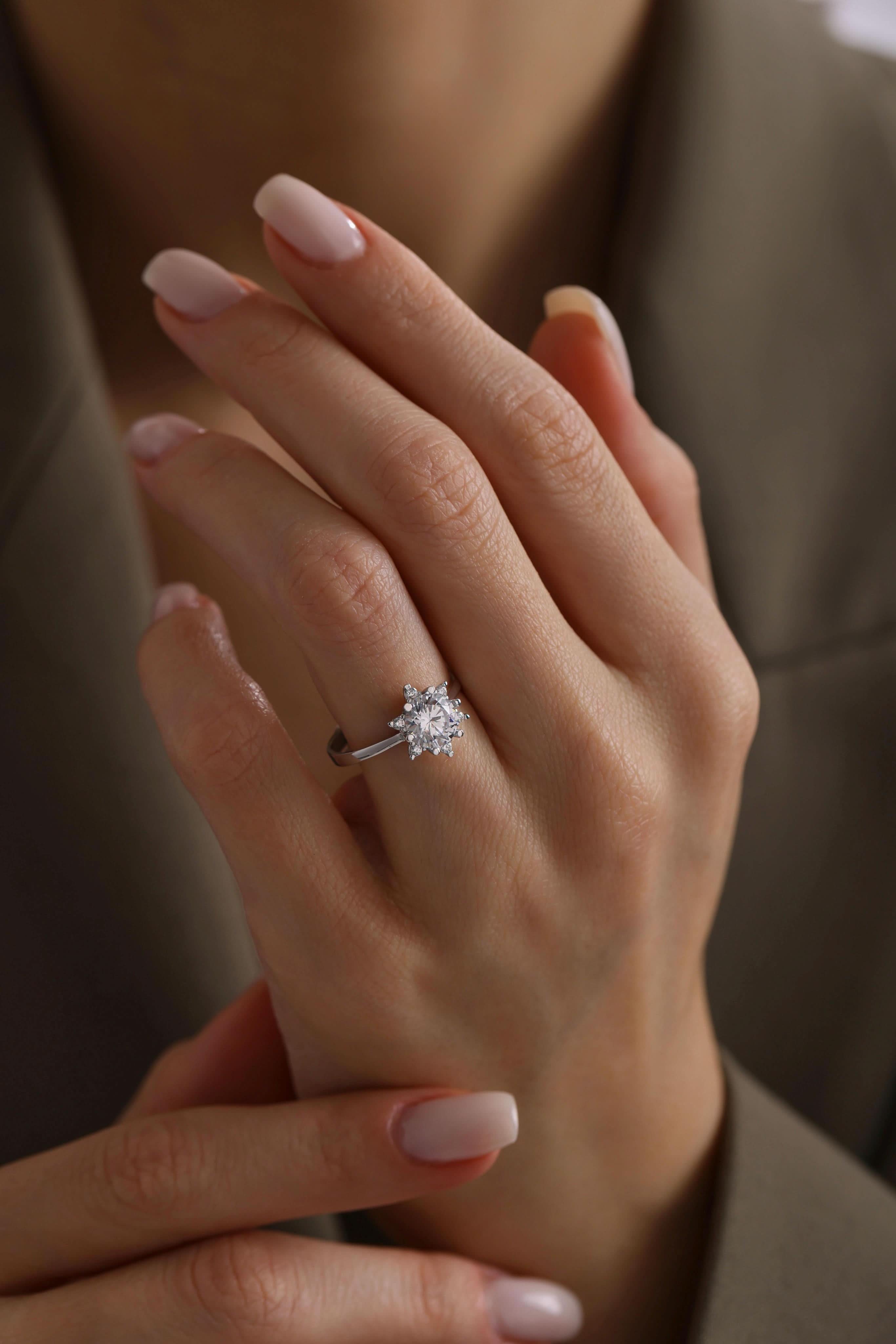 14 Ayar Beyaz Lotus Taşlı Altın Yüzük