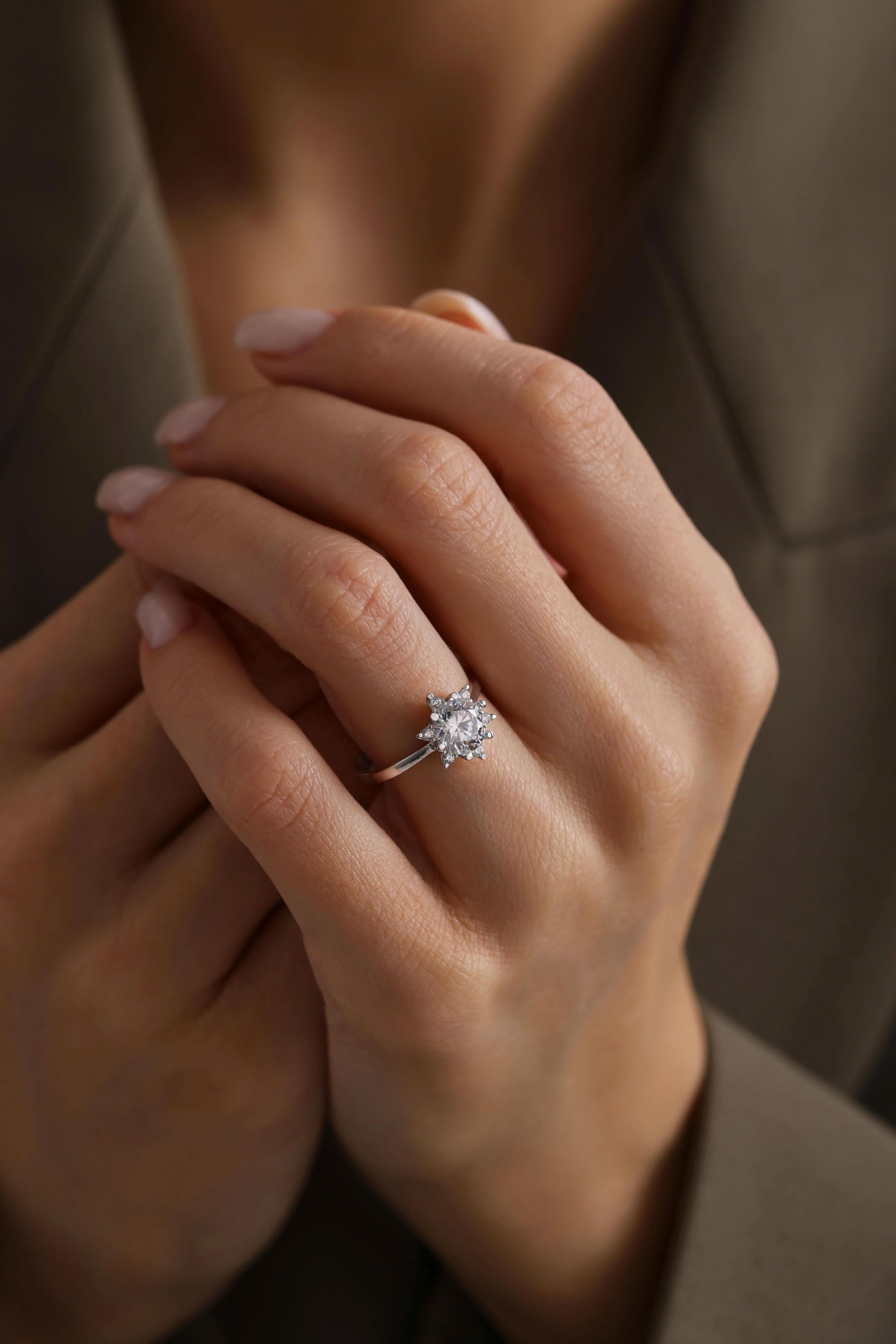 14 Ayar Beyaz Lotus Taşlı Altın Yüzük