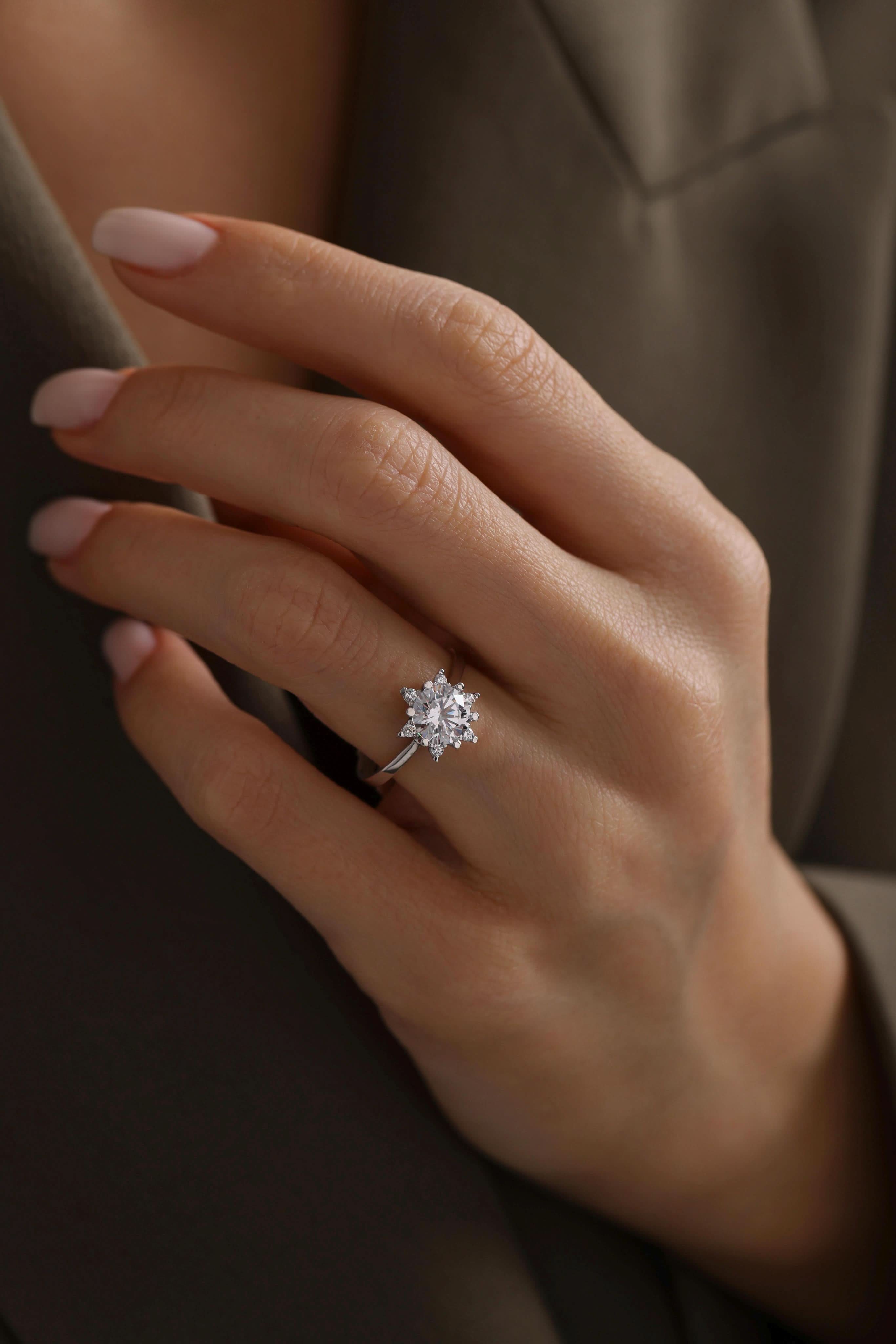 14 Ayar Beyaz Lotus Taşlı Altın Yüzük