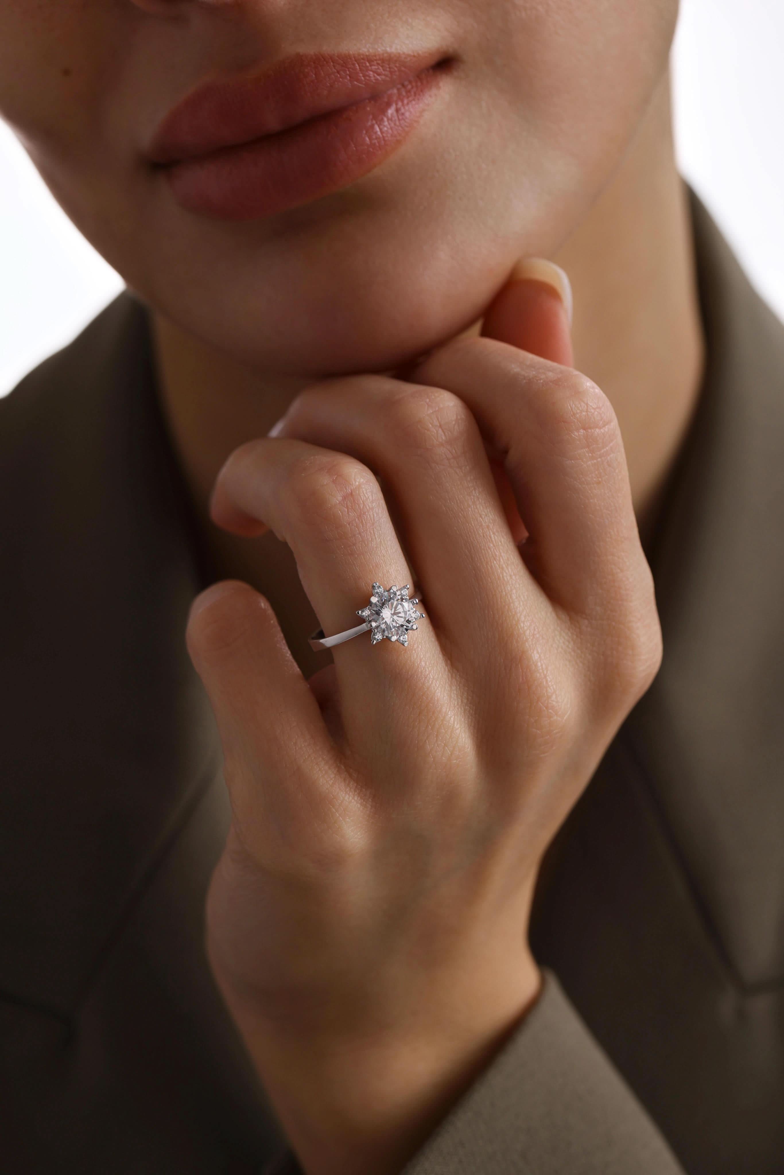 14 Ayar Beyaz Lotus Taşlı Altın Yüzük