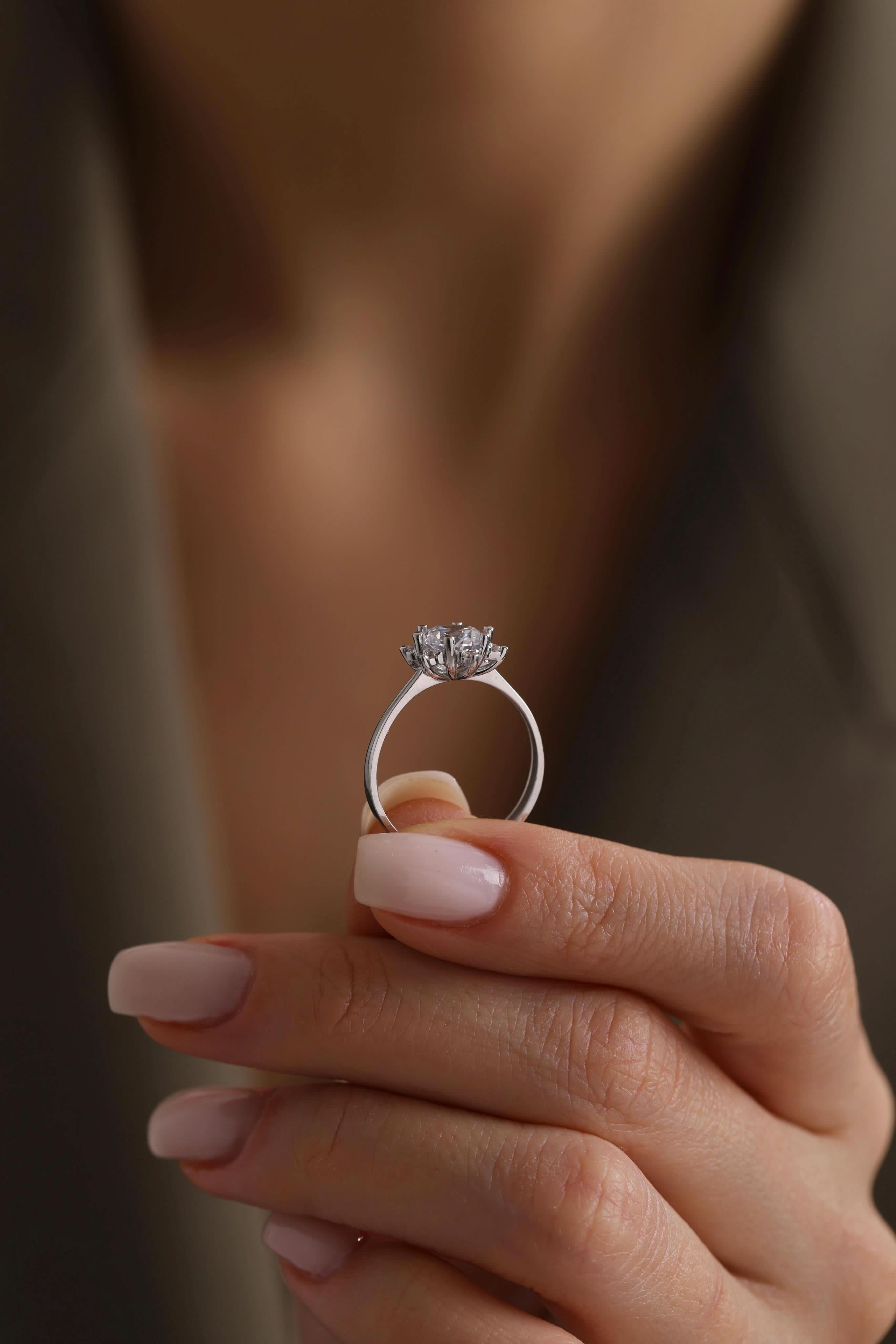 14 Ayar Beyaz Lotus Taşlı Altın Yüzük