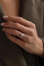 14 Ayar Beyaz Lotus Taşlı Altın Yüzük