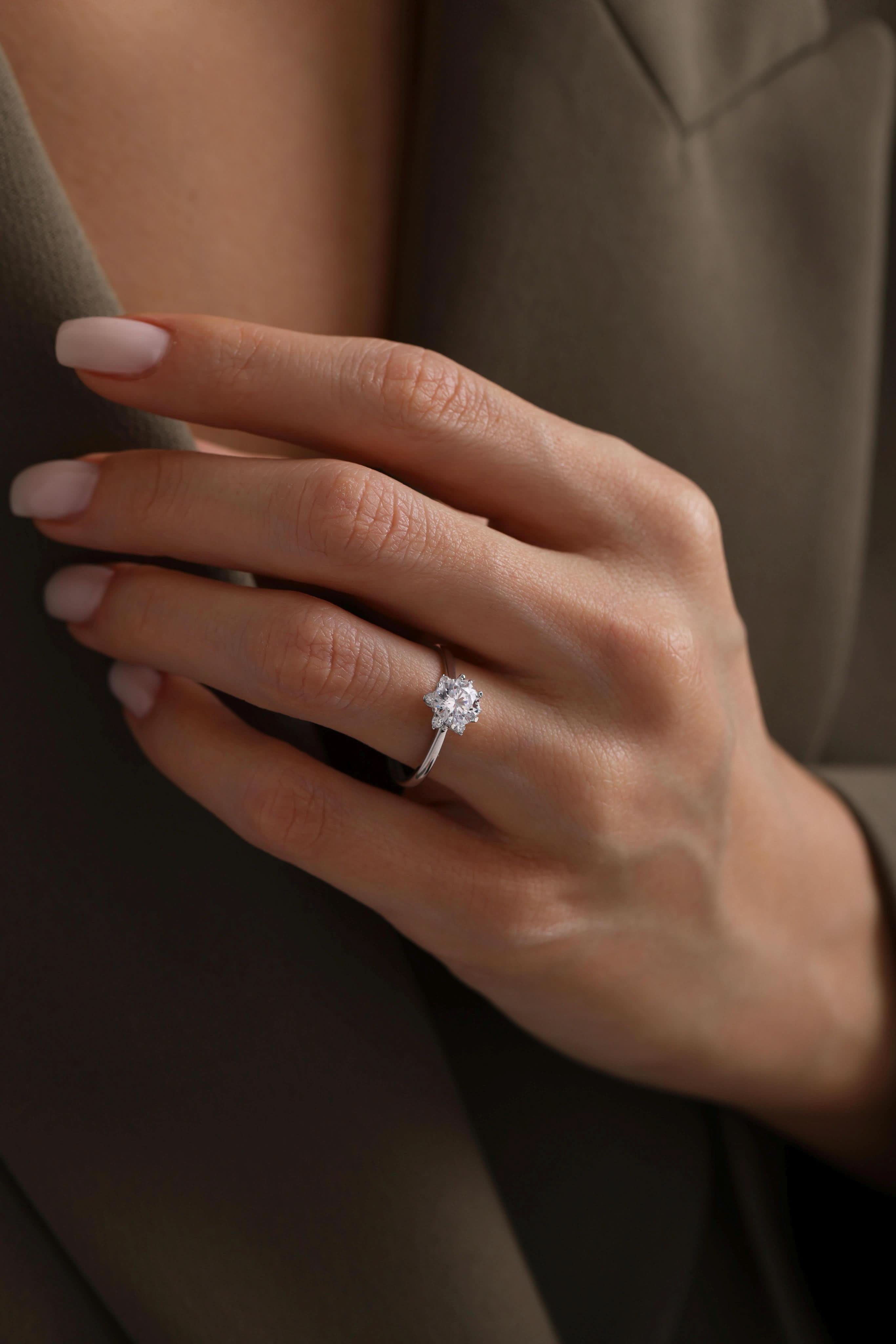 14 Ayar Beyaz Lotus Taşlı Altın Yüzük