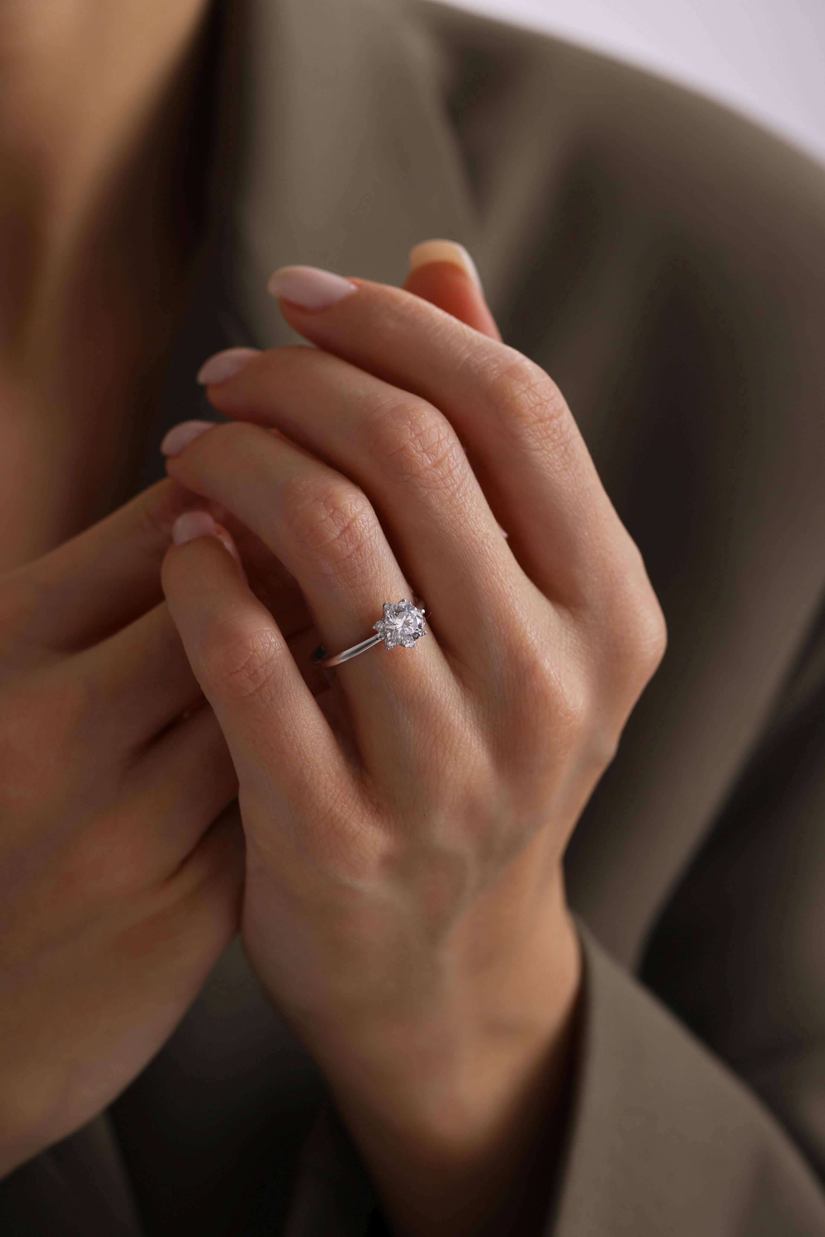 14 Ayar Beyaz Lotus Taşlı Altın Yüzük