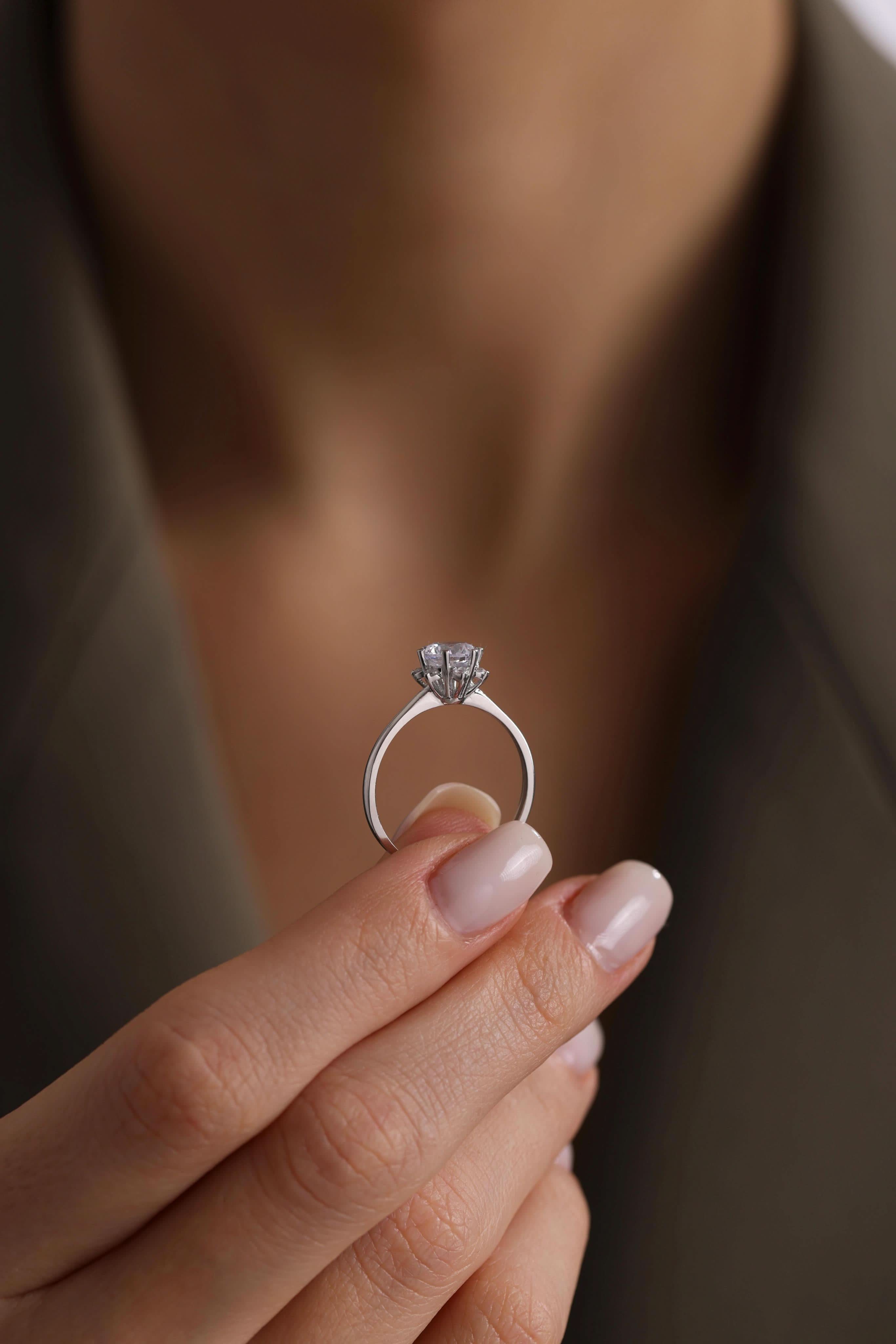 14 Ayar Beyaz Lotus Taşlı Altın Yüzük