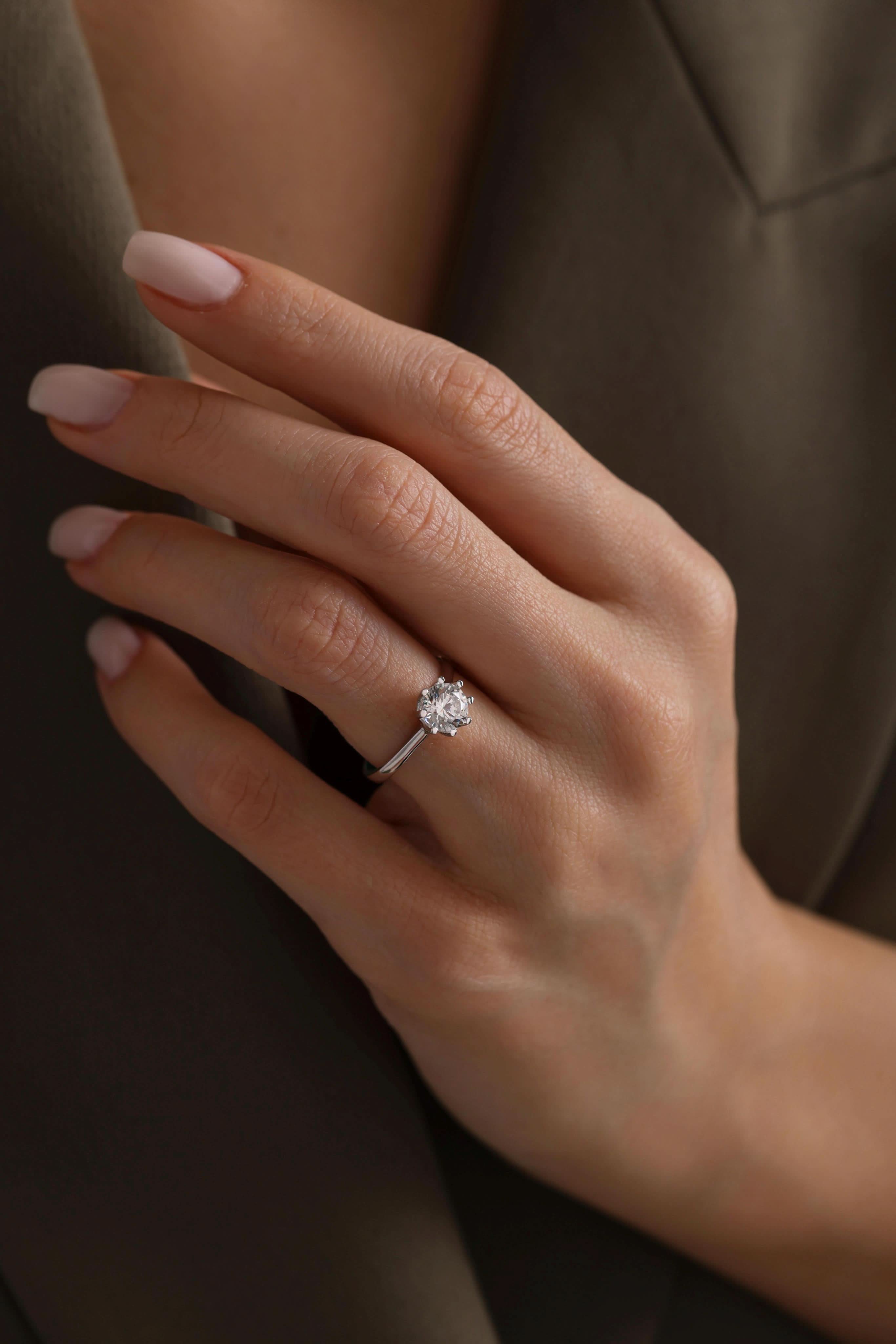 14 Ayar Beyaz Lotus Taşlı Altın Yüzük