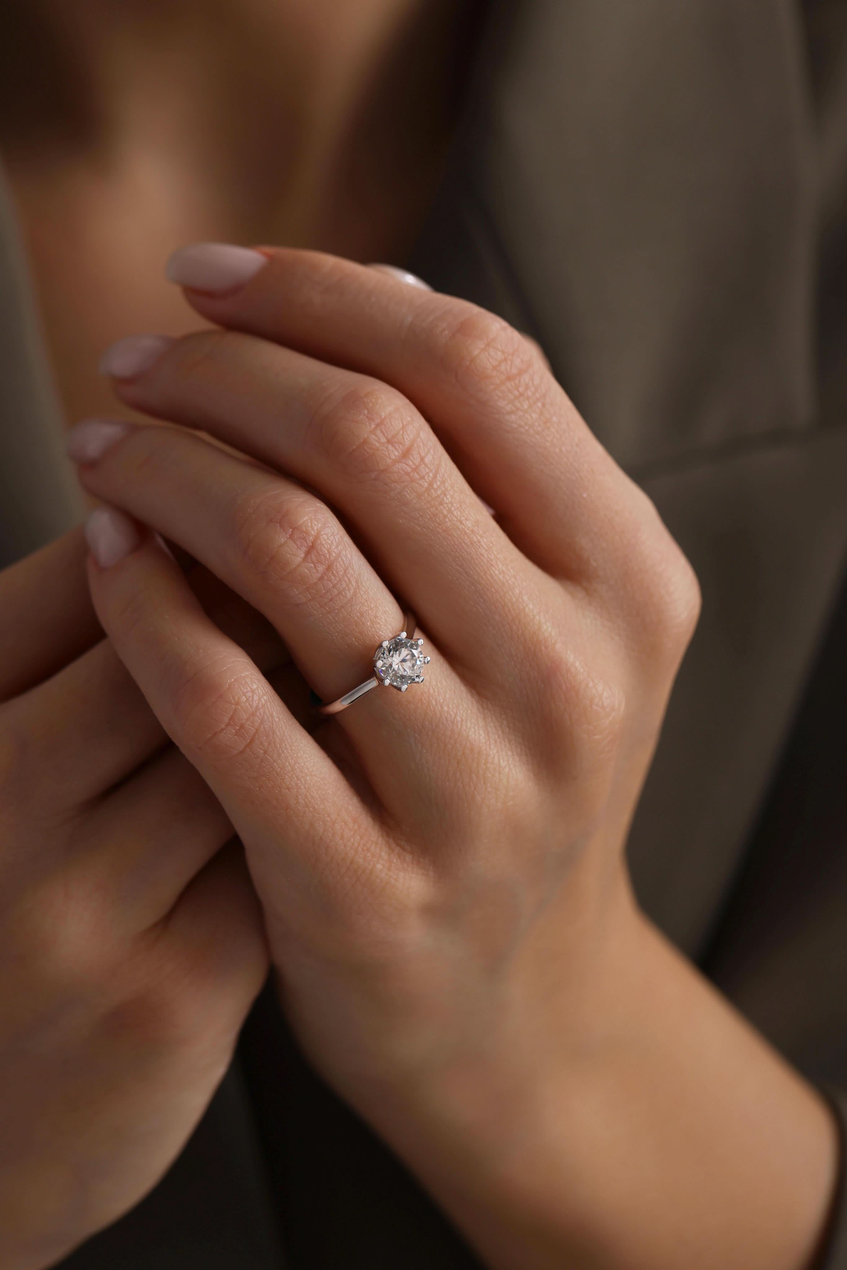 14 Ayar Beyaz Lotus Taşlı Altın Yüzük