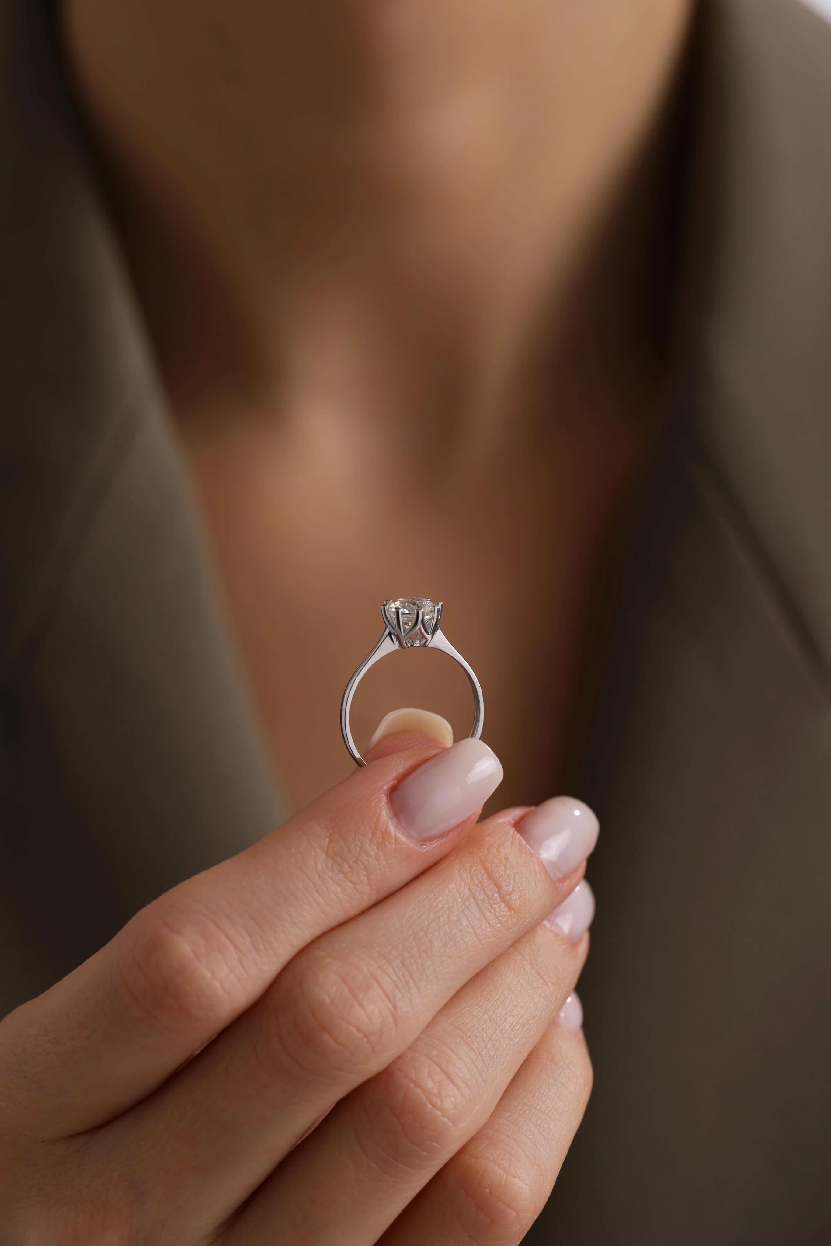 14 Ayar Beyaz Lotus Taşlı Altın Yüzük