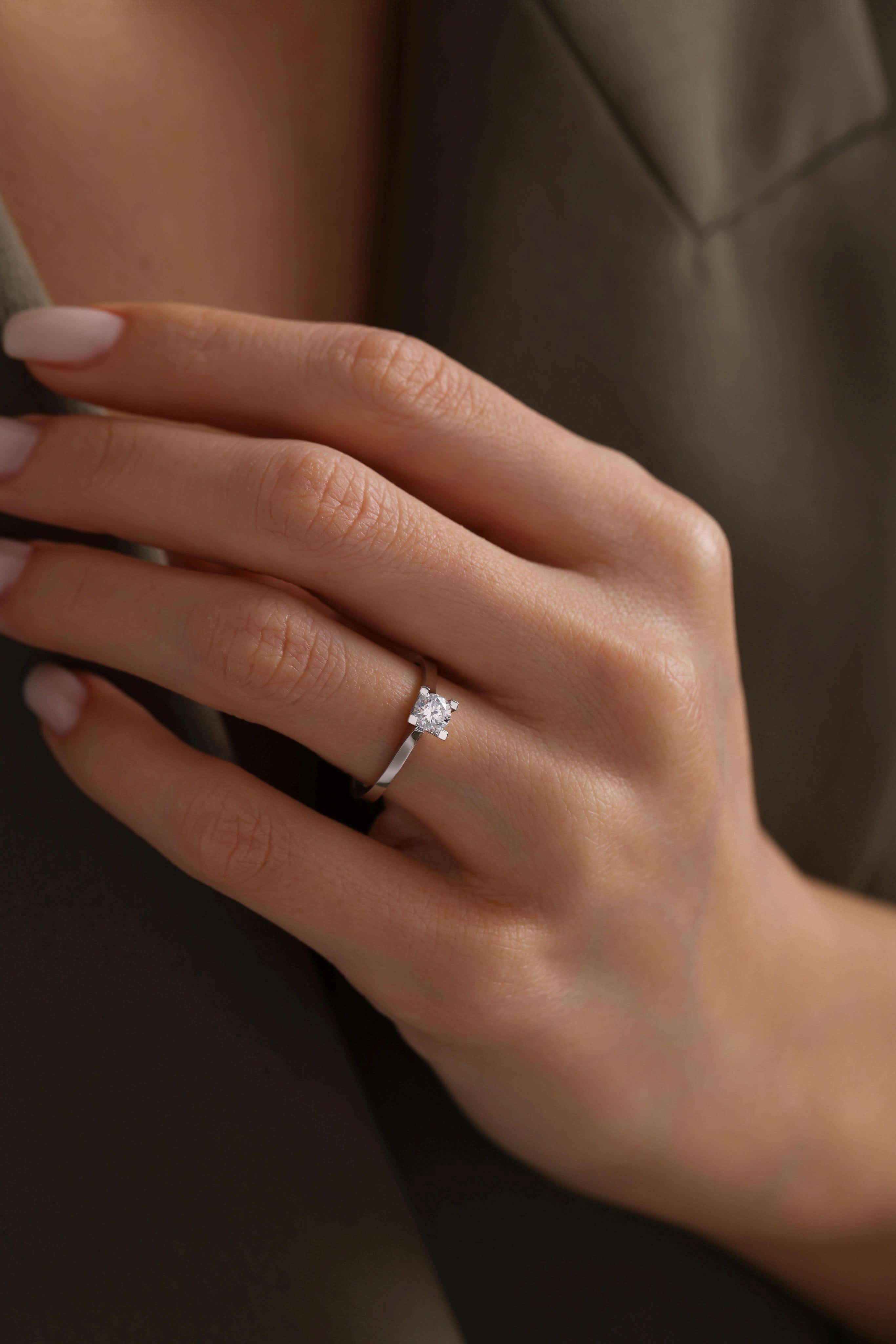 14 Ayar Beyaz Tektaş Altın Yüzük