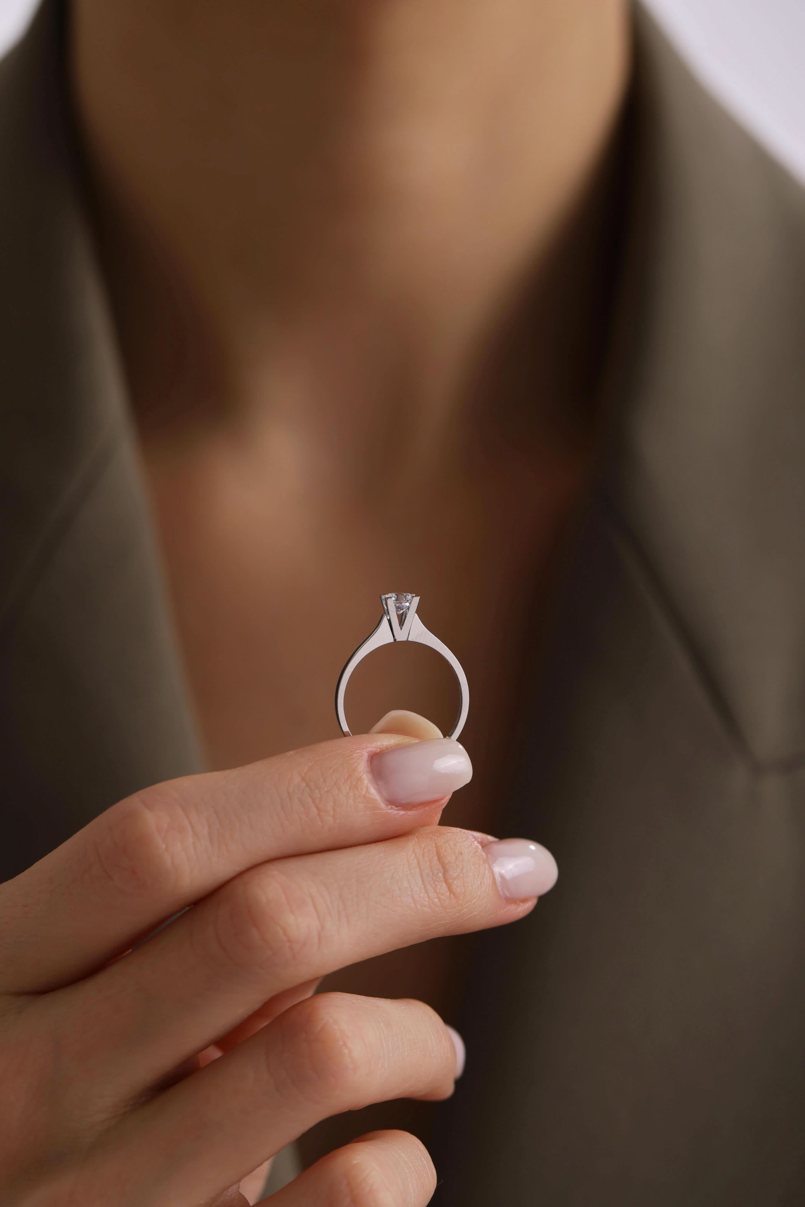 14 Ayar Beyaz Tektaş Altın Yüzük