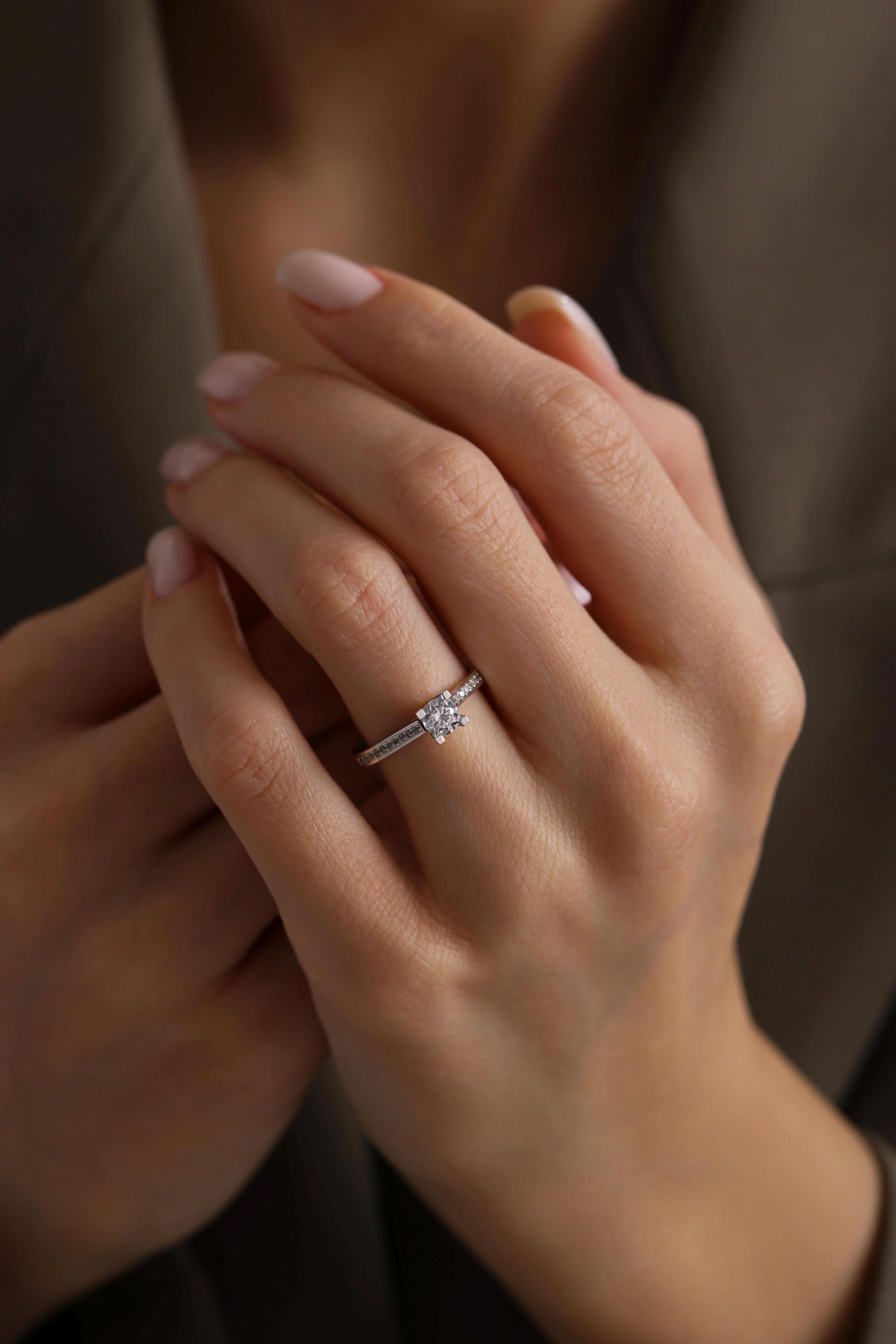 14 Ayar Beyaz Tektaş Altın Yüzük